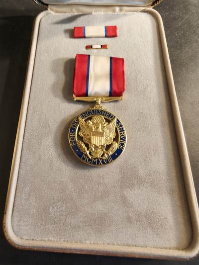 老王徽章第186期 - 美国陆军杰出服役勋章    原盒带略和珐琅略    少见全套