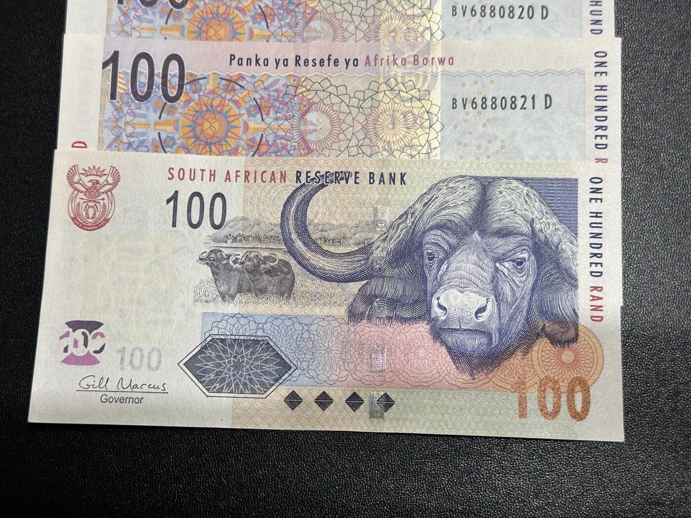 《外钞收藏家》第六百一十六期（精品场）（长期征集拍品、欢迎藏友们联系合作） 南非动物版100兰特 3张一起 全新UNC 朦胧号和倒置号