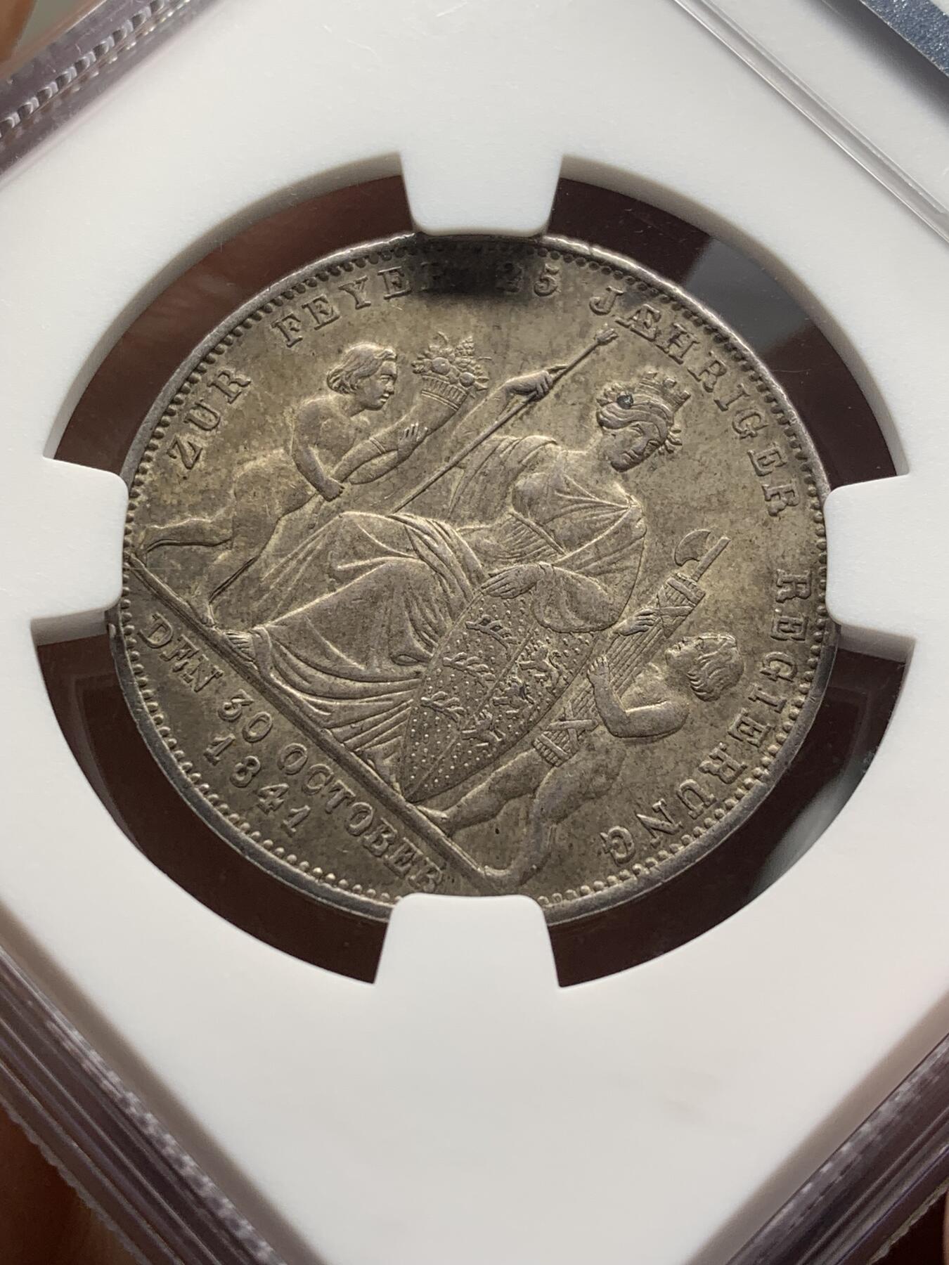 《竞宝斋》第469场 周日，周一 2场连拍 （全场包邮）欢迎送拍 NGC MS64 1841德国符腾堡 威廉一世加冕25周年纪念古尔登（1盾）银币 原味均匀醇厚的锦盒包浆，压不住的光度