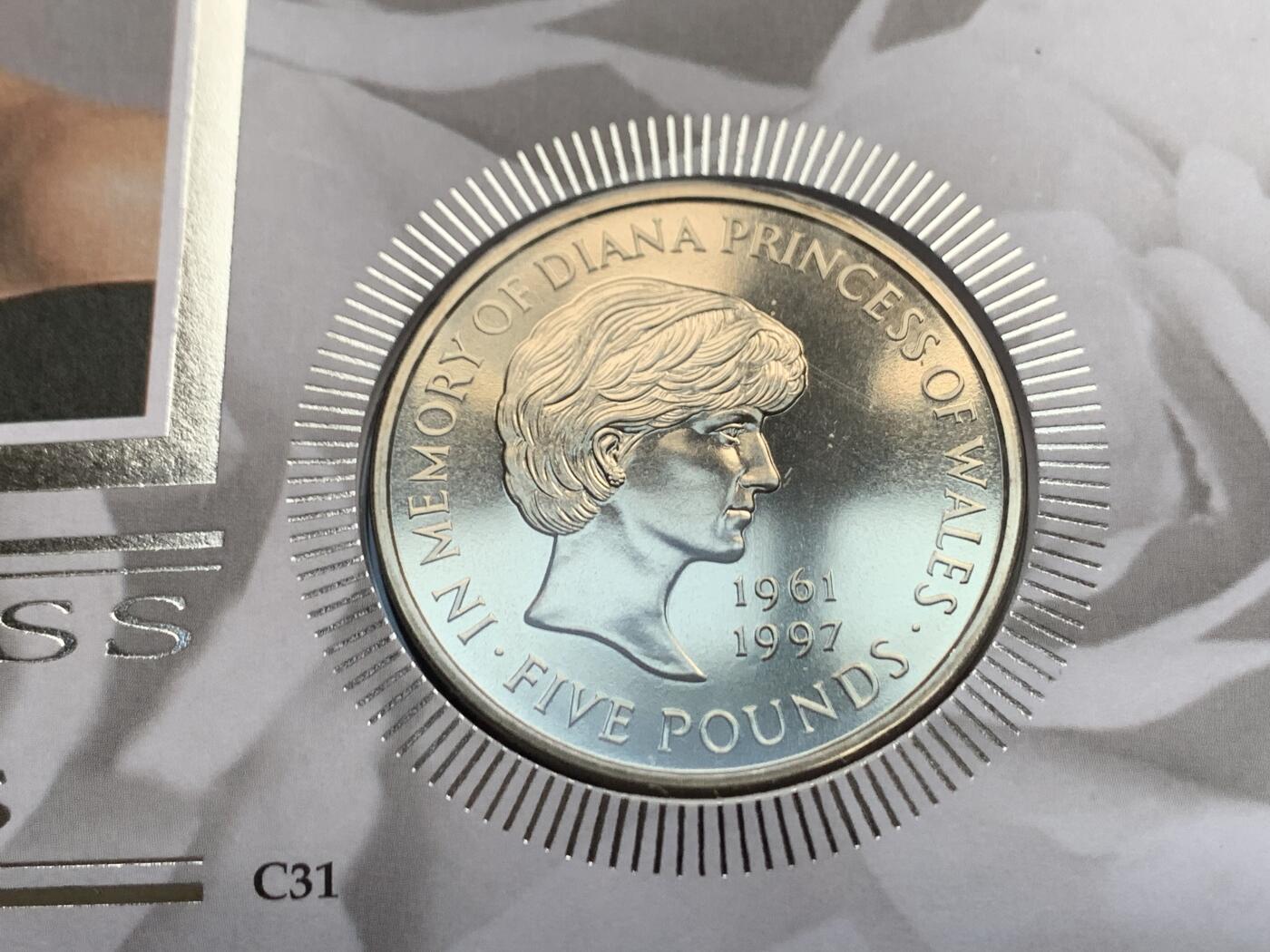 《竞宝斋》第469场 周日，周一 2场连拍 （全场包邮）欢迎送拍 英国1999年戴安娜王妃5镑纪念币，邮币封，附5张邮票和邮封