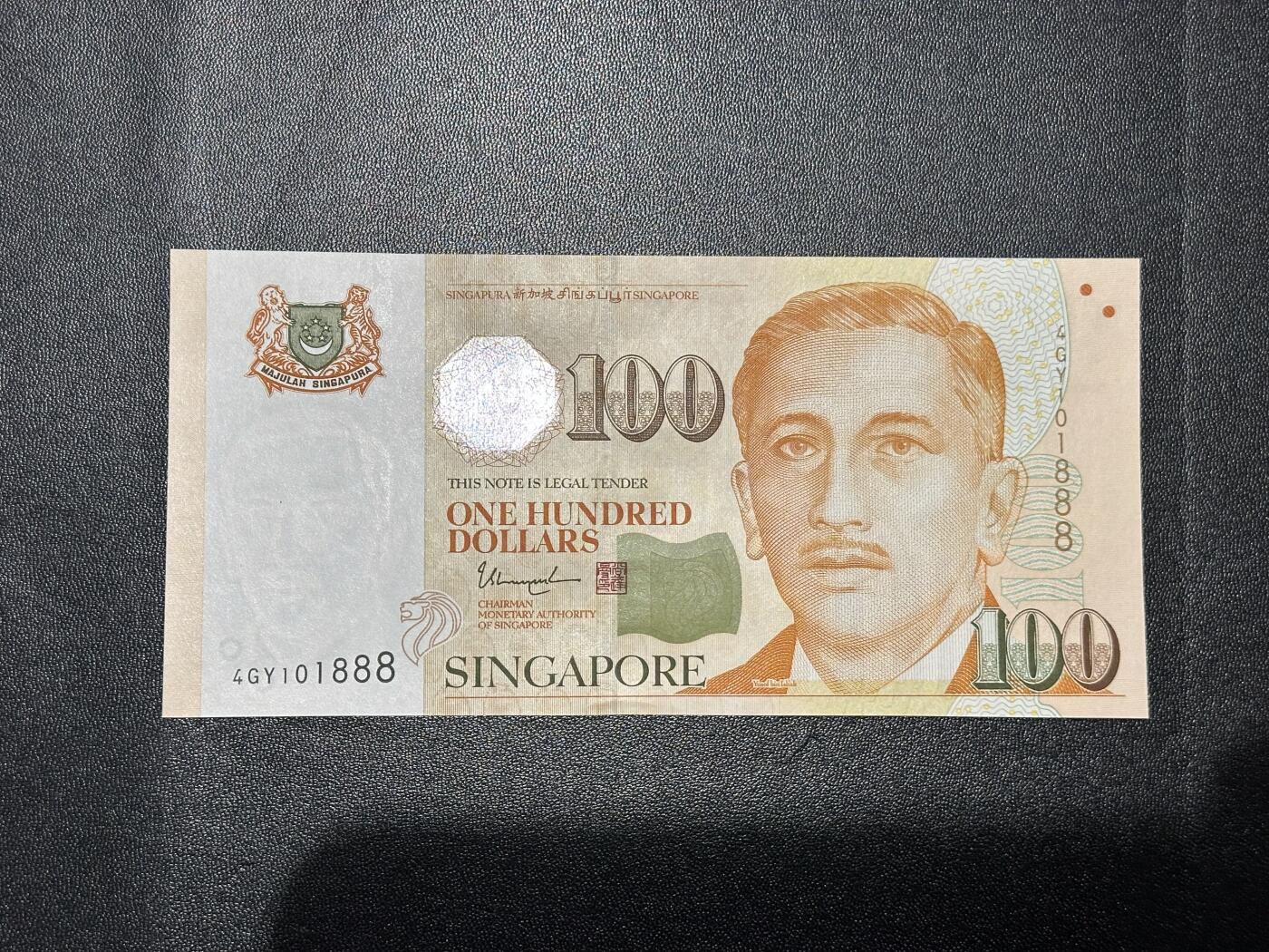 《外钞收藏家》第六百一十六期（精品场）（长期征集拍品、欢迎藏友们联系合作） 新加坡纸币人像版100元 豹子号888 全新UNC