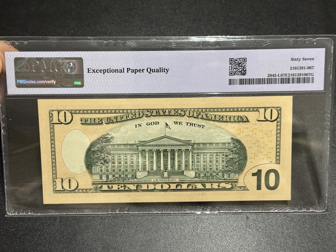 《外钞收藏家》第六百一十六期（精品场）（长期征集拍品、欢迎藏友们联系合作） 2017年美国彩版10美元 PMG67 美国国旗标