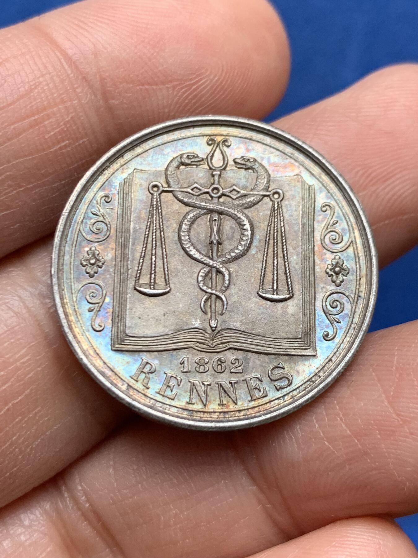 《竞宝斋》第469场 周日，周一 2场连拍 （全场包邮）欢迎送拍 法国1862年雷恩市银质代币，少见款，品相佳，直径：27.7mm，重：9.65g，蜜蜂银标。