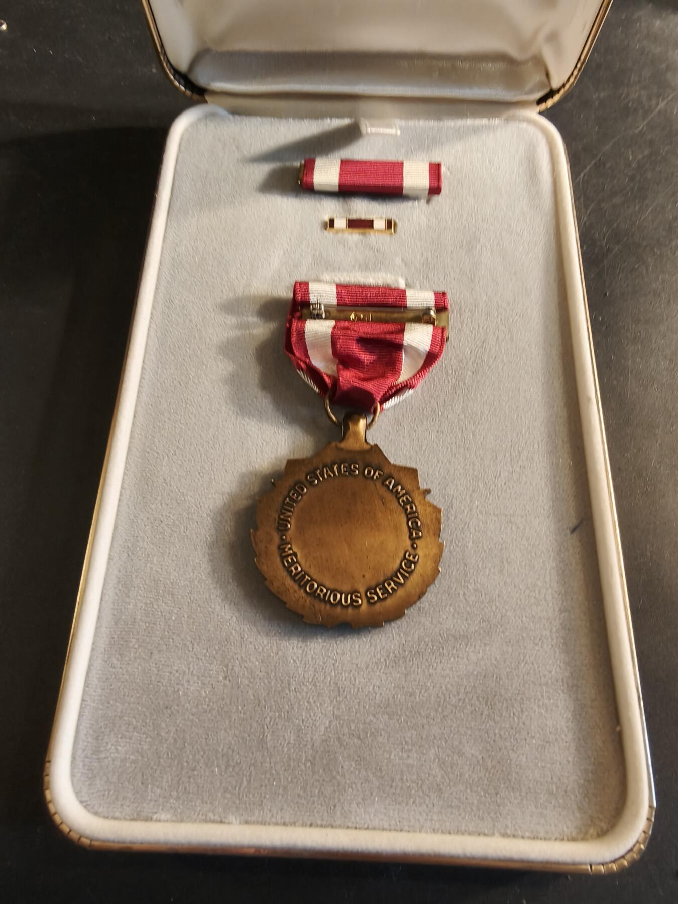老王徽章第186期 美国功绩服务奖章 原盒带略和珐琅略 少见全套