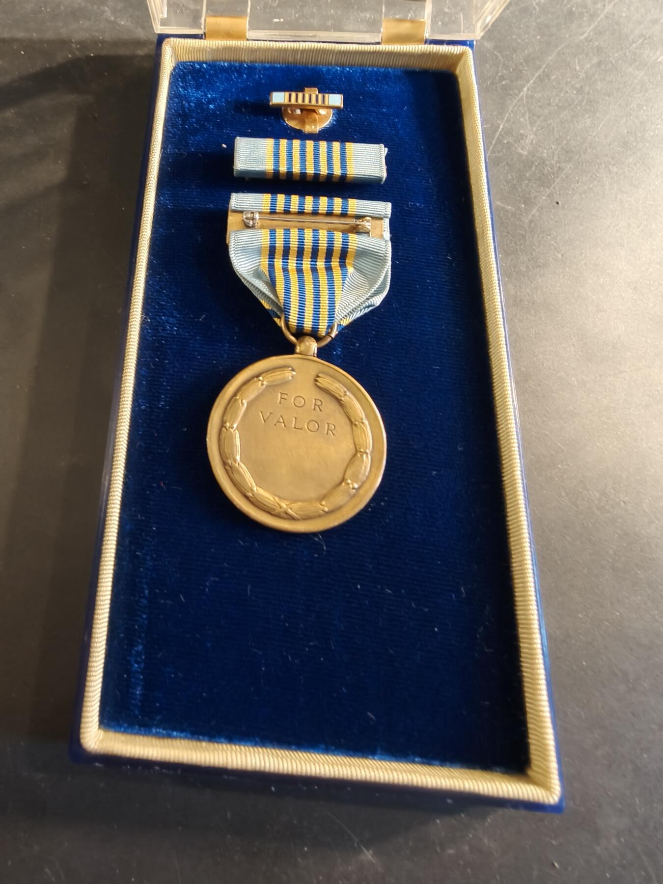 老王徽章第186期 美国空军勇气奖章 原盒带略和珐琅略 少见全套