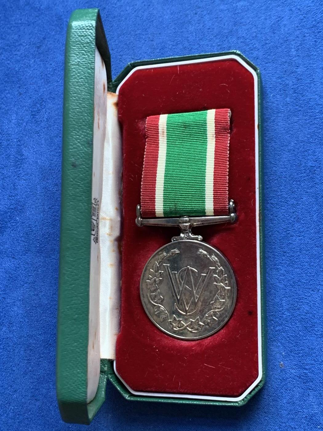 《竞宝斋》第469场 周日，周一 2场连拍 （全场包邮）欢迎送拍 英国女性志愿服务奖章，设立于1961年，颁发给有15年以上志愿服务时长的女性，总重约37.6克，带原盒，盒子内衬有轻微黄斑