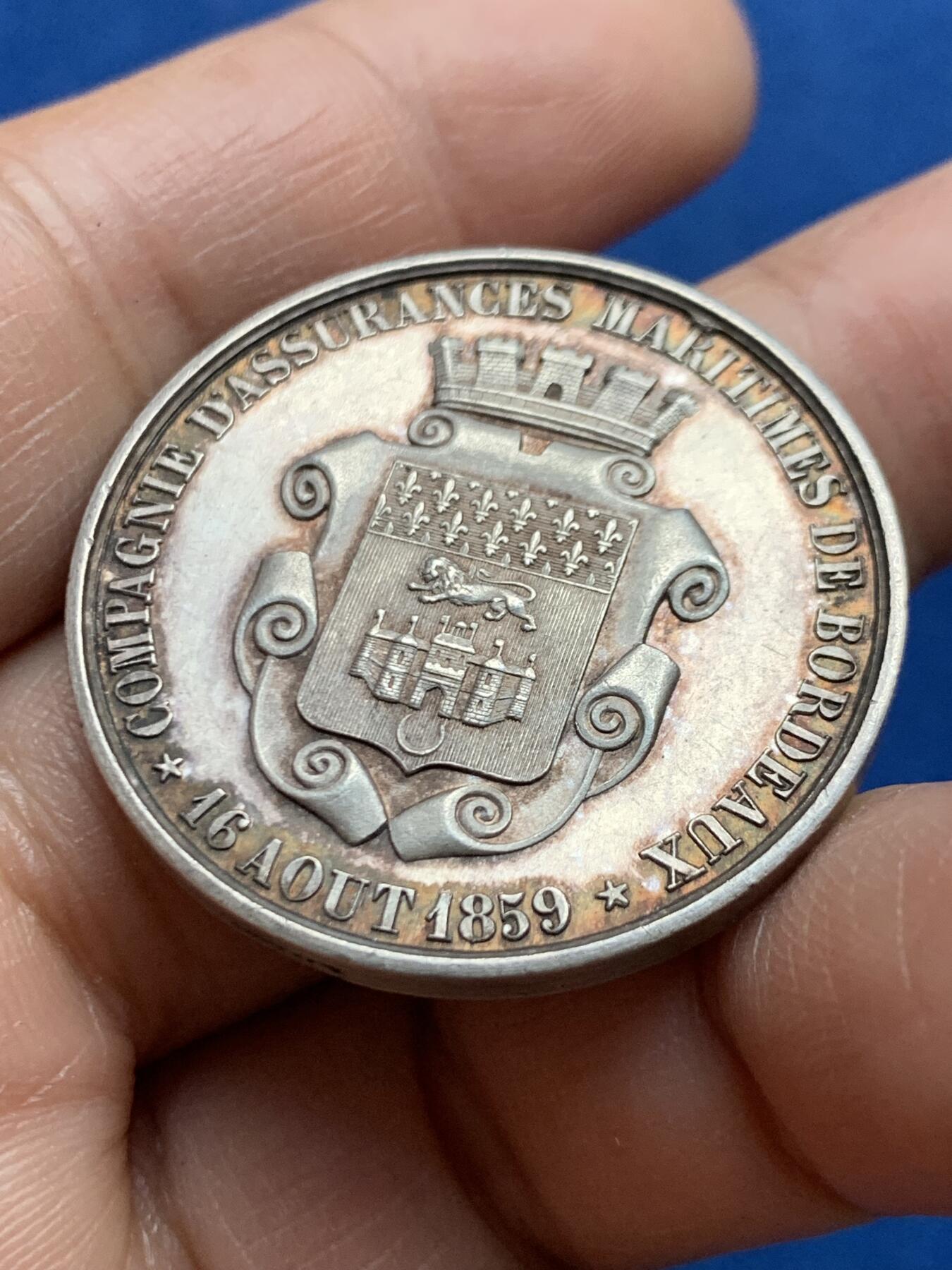《竞宝斋》第469场 周日，周一 2场连拍 （全场包邮）欢迎送拍 法国1859年原铸波尔多海事保险银章，圆形极少见款，品相极佳，带原盒，直径：35mm，重：19.71g，蜜蜂银标。