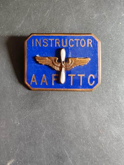 老王徽章第186期 - 美国陆军航空队技术训练司令部飞行教练证章     二战时期    铜质珐琅    40mm