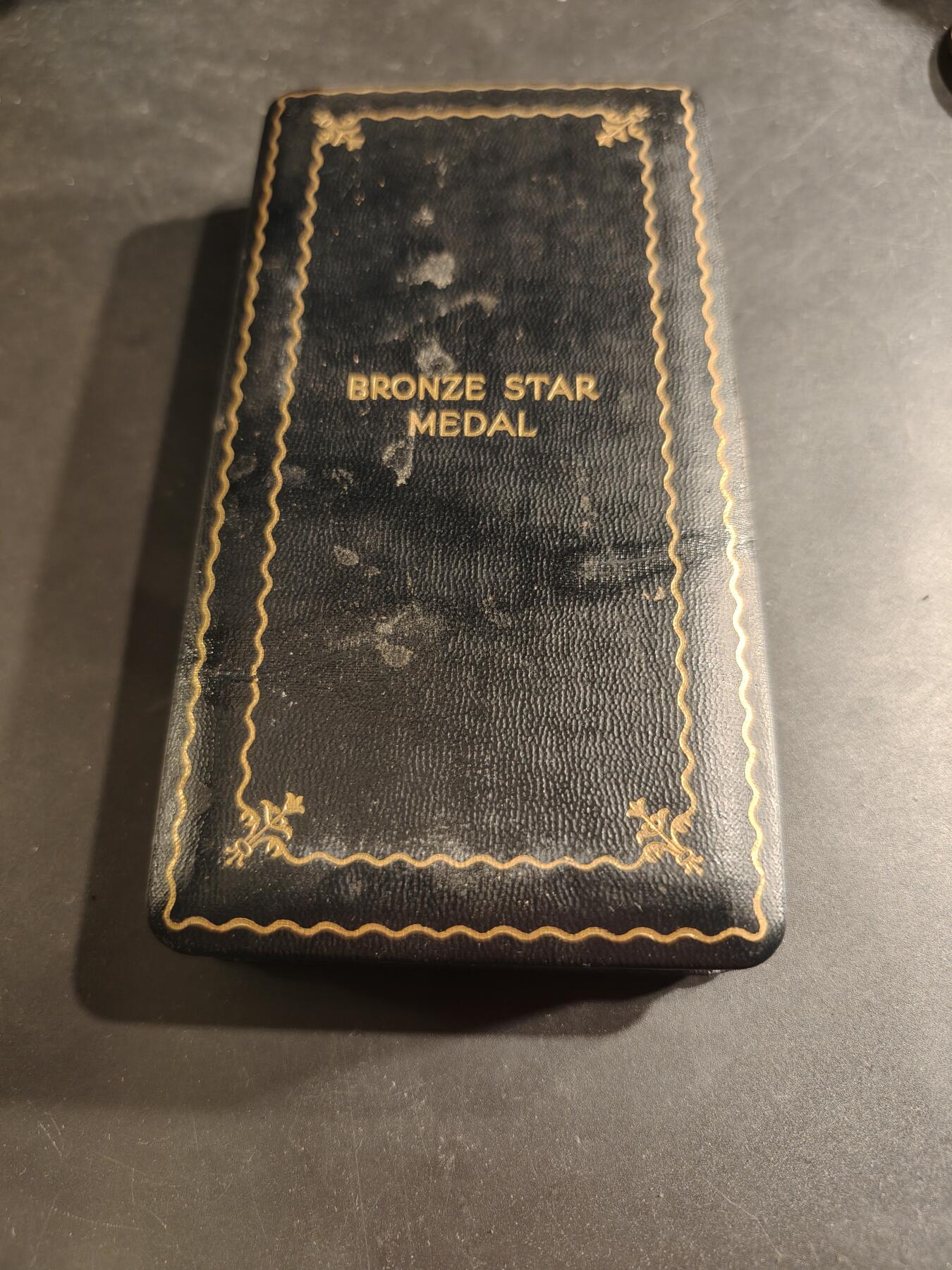 老王徽章第186期 美国铜星勋章 原盒带略和珐琅略 少见全套   二战时期版本   带获得者照片