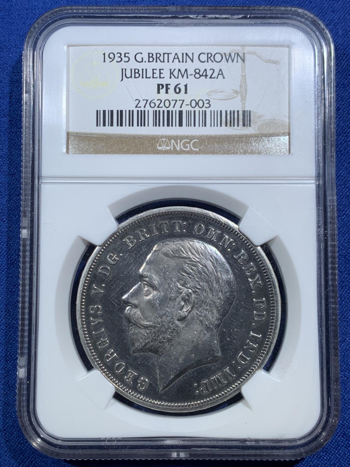 《竞宝斋》第469场 周日，周一 2场连拍 （全场包邮）欢迎送拍 NGC PF61 英国1935年乔治五世精制木马剑屠龙克朗 发行量仅2500枚的精制克朗 未沿用Pistrucci经典圣乔治屠龙 其偏向现代主义风格的屠龙武士更像是游乐场里的旋转木马 故戏称木马剑 925高银 镜面高浮雕