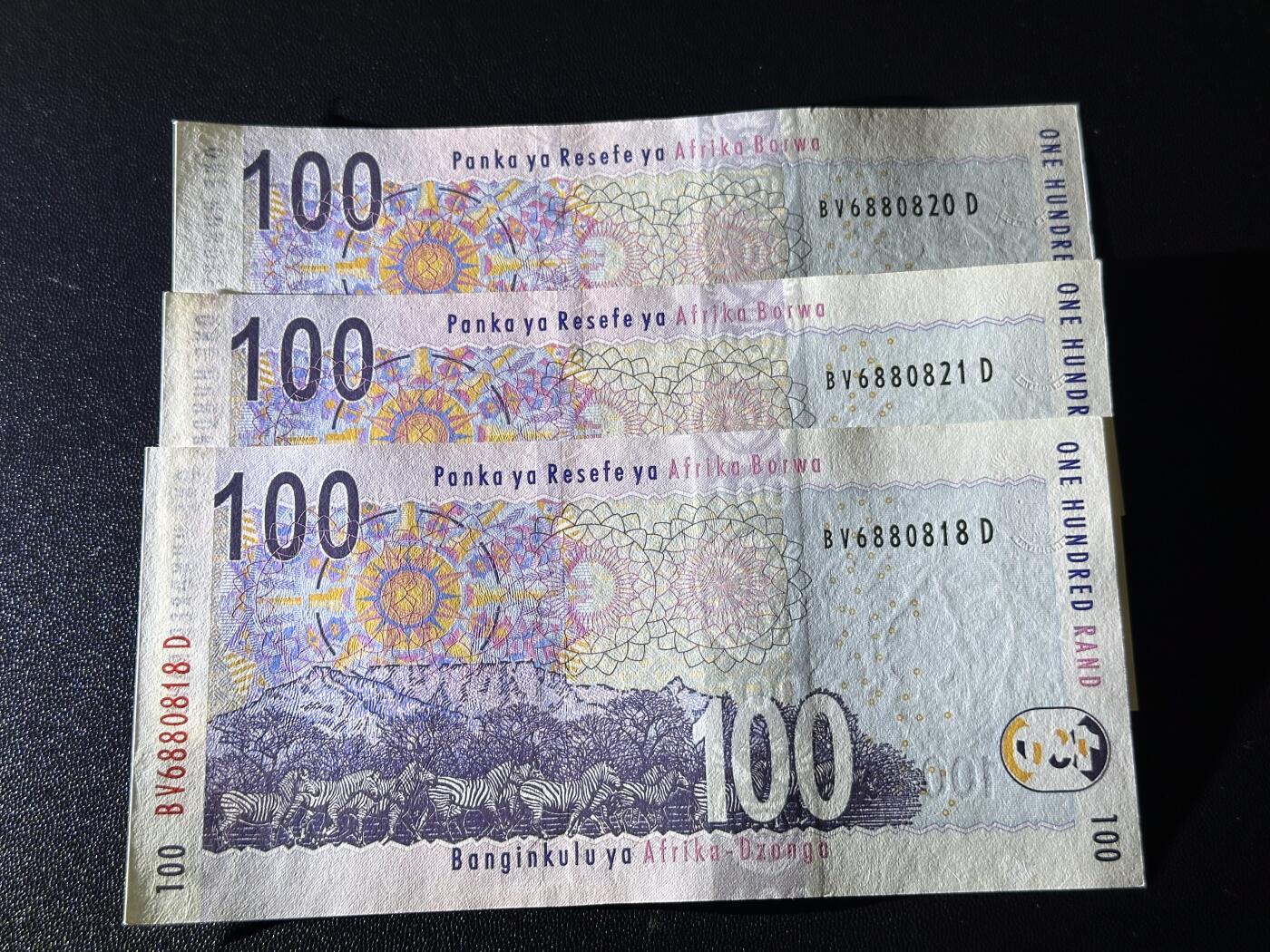 《外钞收藏家》第六百一十六期（精品场）（长期征集拍品、欢迎藏友们联系合作） 南非动物版100兰特 3张一起 全新UNC 朦胧号和倒置号