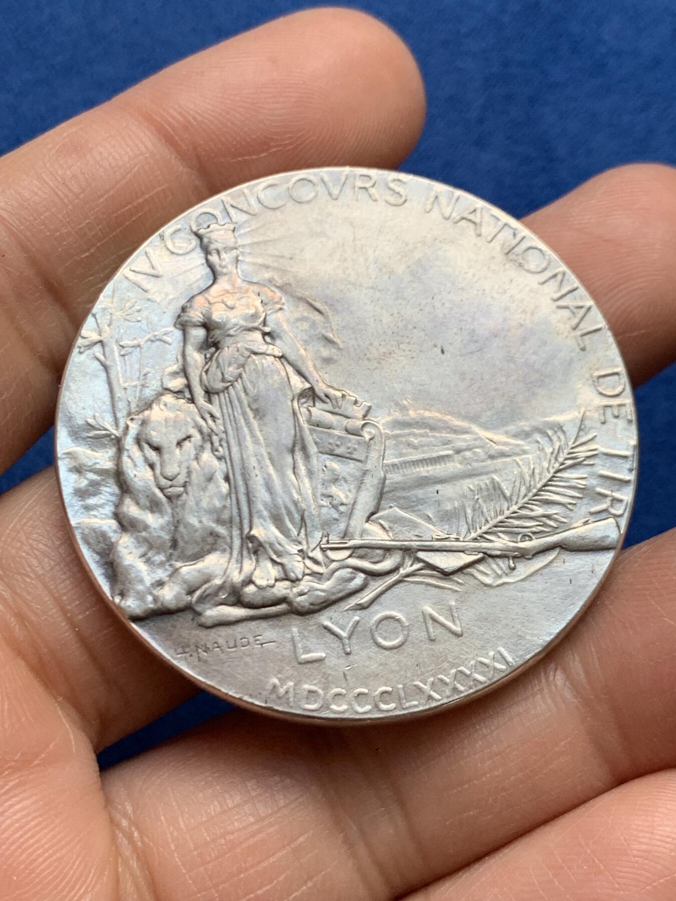 《竞宝斋》第469场 周日，周一 2场连拍 （全场包邮）欢迎送拍 1891年法国里昂射击节银章 48.9克 44.5mm 丰饶角银标 带盒