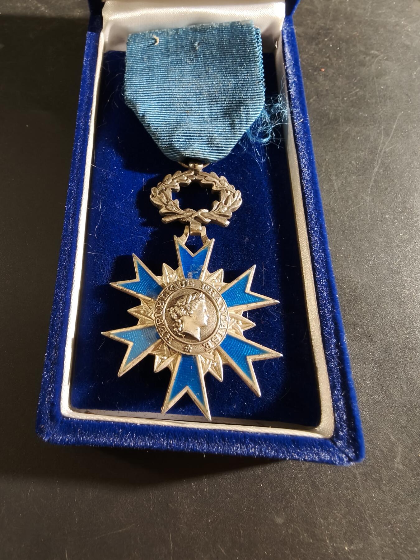 老王徽章第186期 法国骑士级国家功勋勋章    原盒    925银质珐琅     25.2g