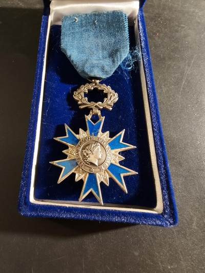 老王徽章第186期 - 法国骑士级国家功勋勋章    原盒    925银质珐琅     25.2g