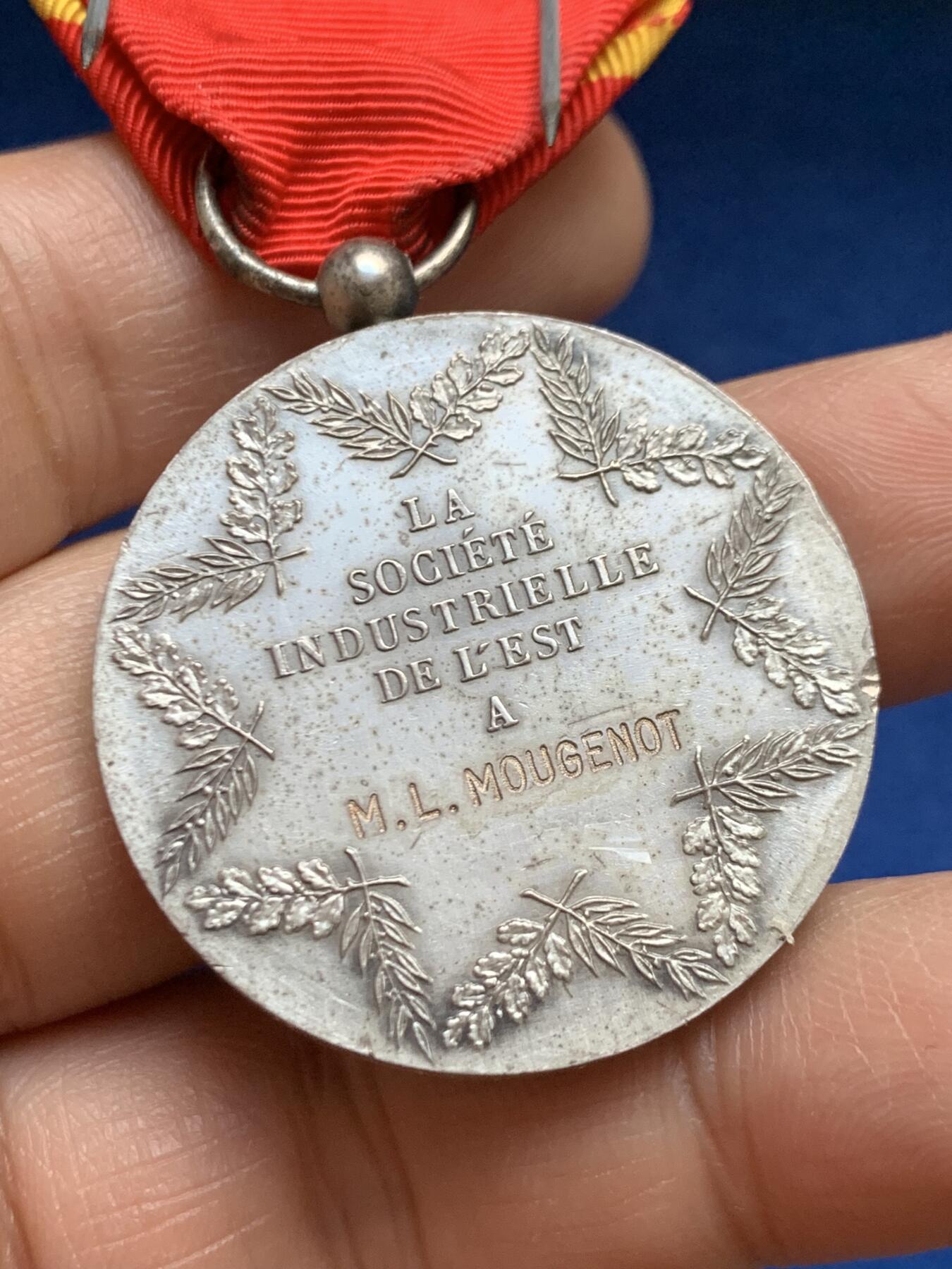 《竞宝斋》第469场 周日，周一 2场连拍 （全场包邮）欢迎送拍 法国东部工业协会银章 实发带刻名 带银标 950银 总重约30.8g