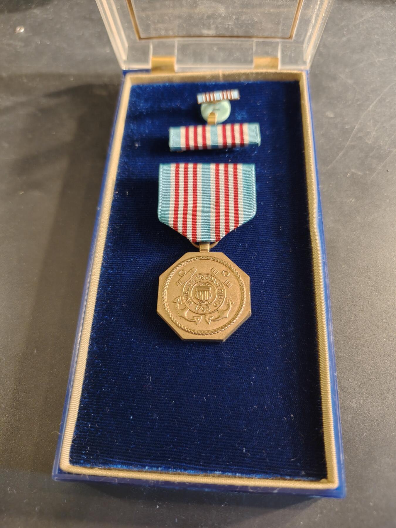 老王徽章第186期 美国海岸警备队勇气奖章 原盒带略和珐琅略 少见全套