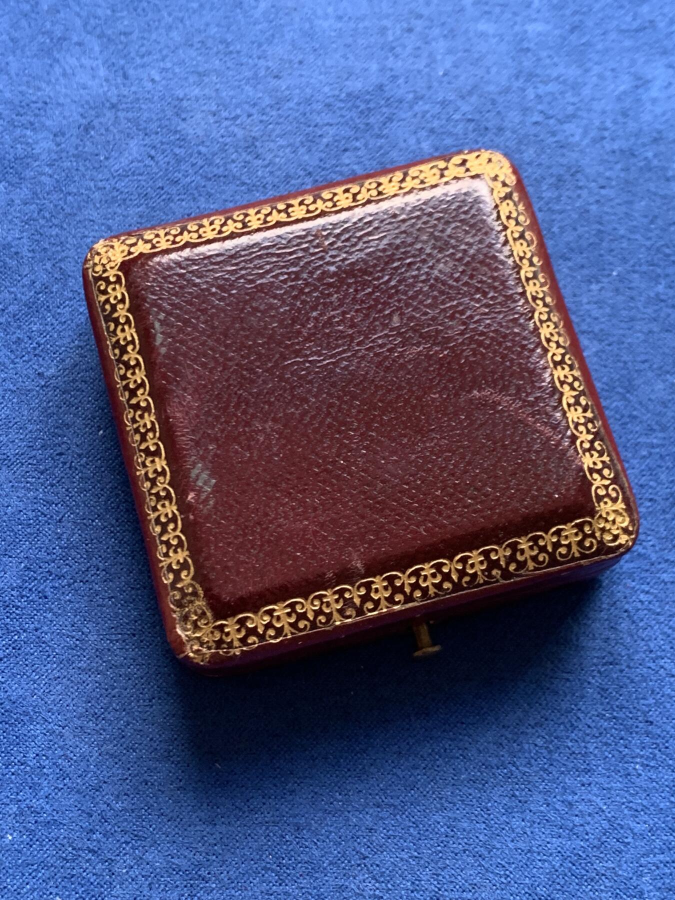 《竞宝斋》第469场 周日，周一 2场连拍 （全场包邮）欢迎送拍 法国1859年原铸波尔多海事保险银章，圆形极少见款，品相极佳，带原盒，直径：35mm，重：19.71g，蜜蜂银标。