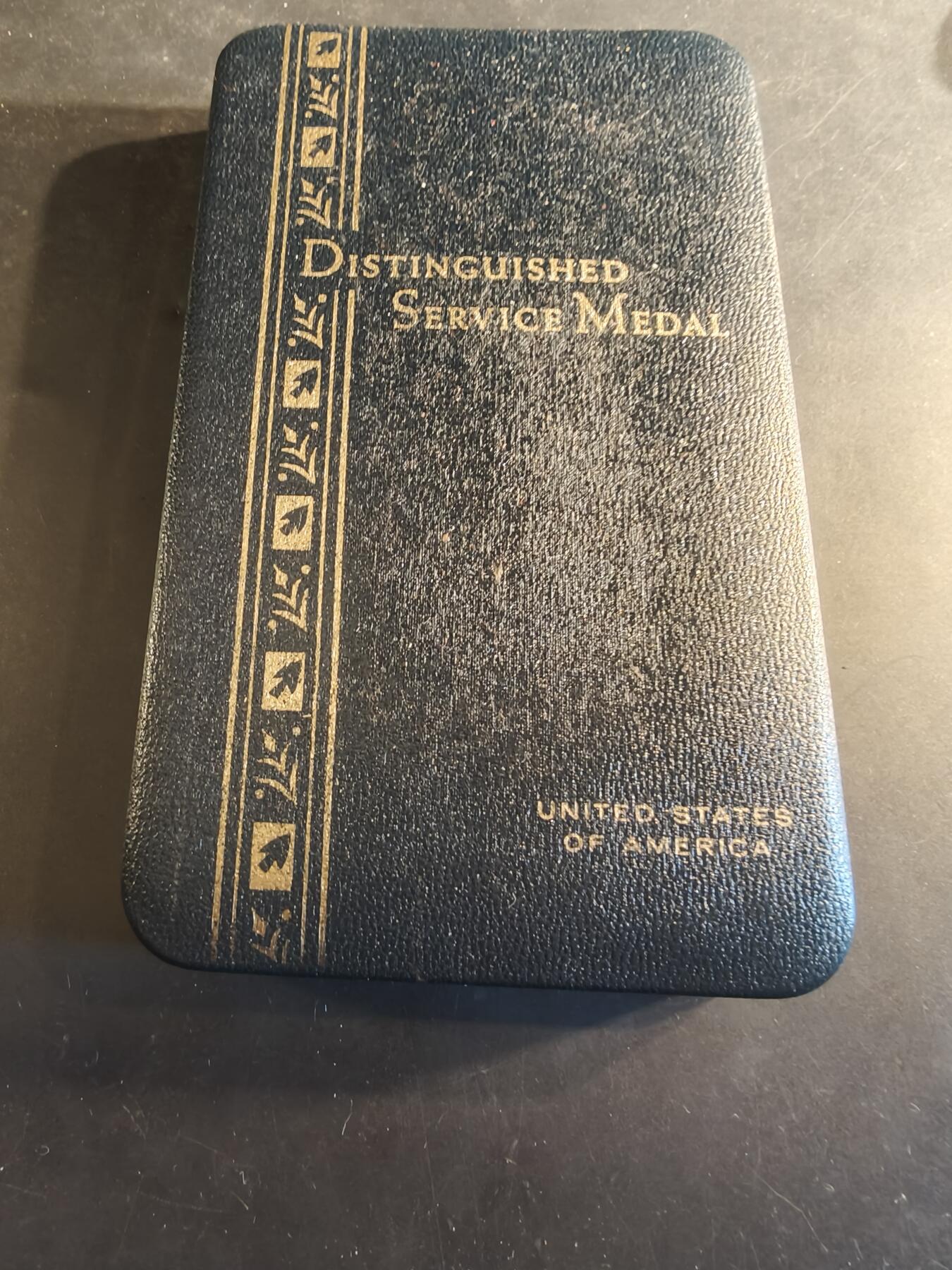 老王徽章第186期 美国陆军杰出服役勋章    原盒带略和珐琅略    少见全套