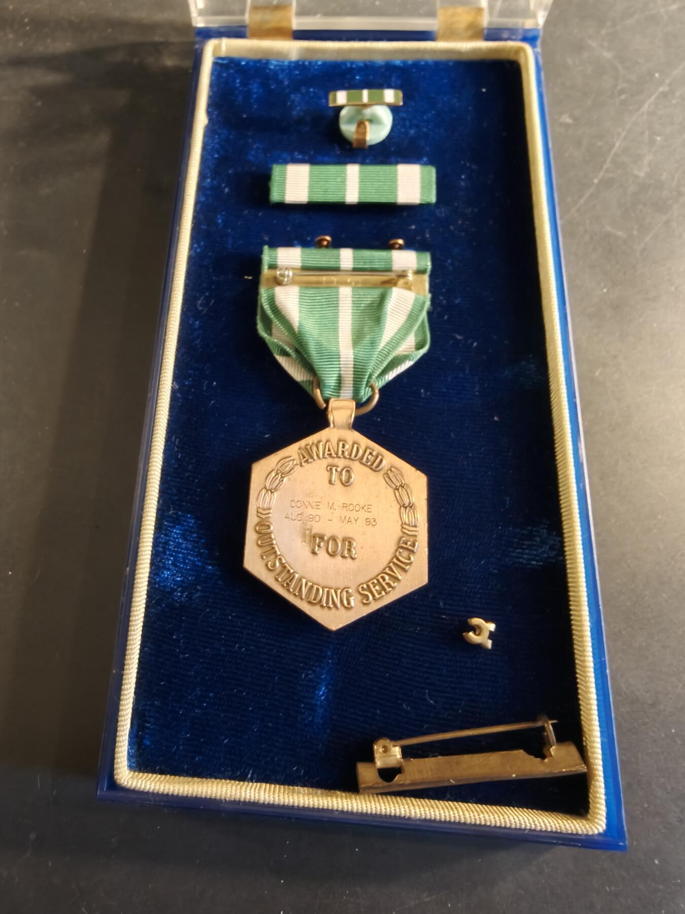 老王徽章第186期 美国海岸警备队杰出服役奖章 实发带名字，原盒带略和珐琅略 少见全套