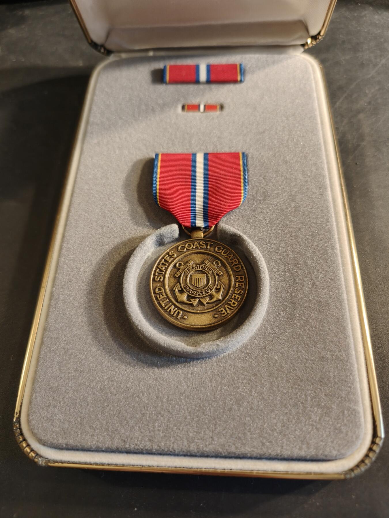 老王徽章第186期 美国海岸警备队品德优良奖章 原盒带略和珐琅略 少见全套