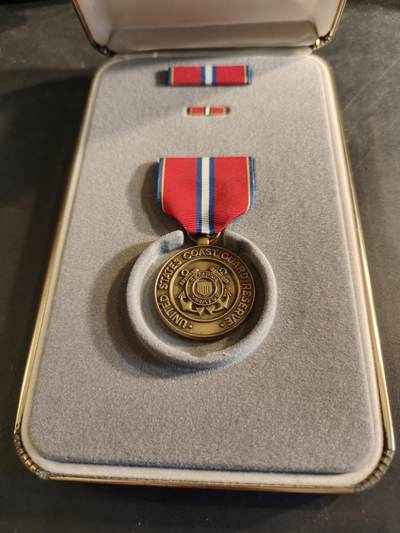 老王徽章第186期 - 美国海岸警备队品德优良奖章 原盒带略和珐琅略 少见全套