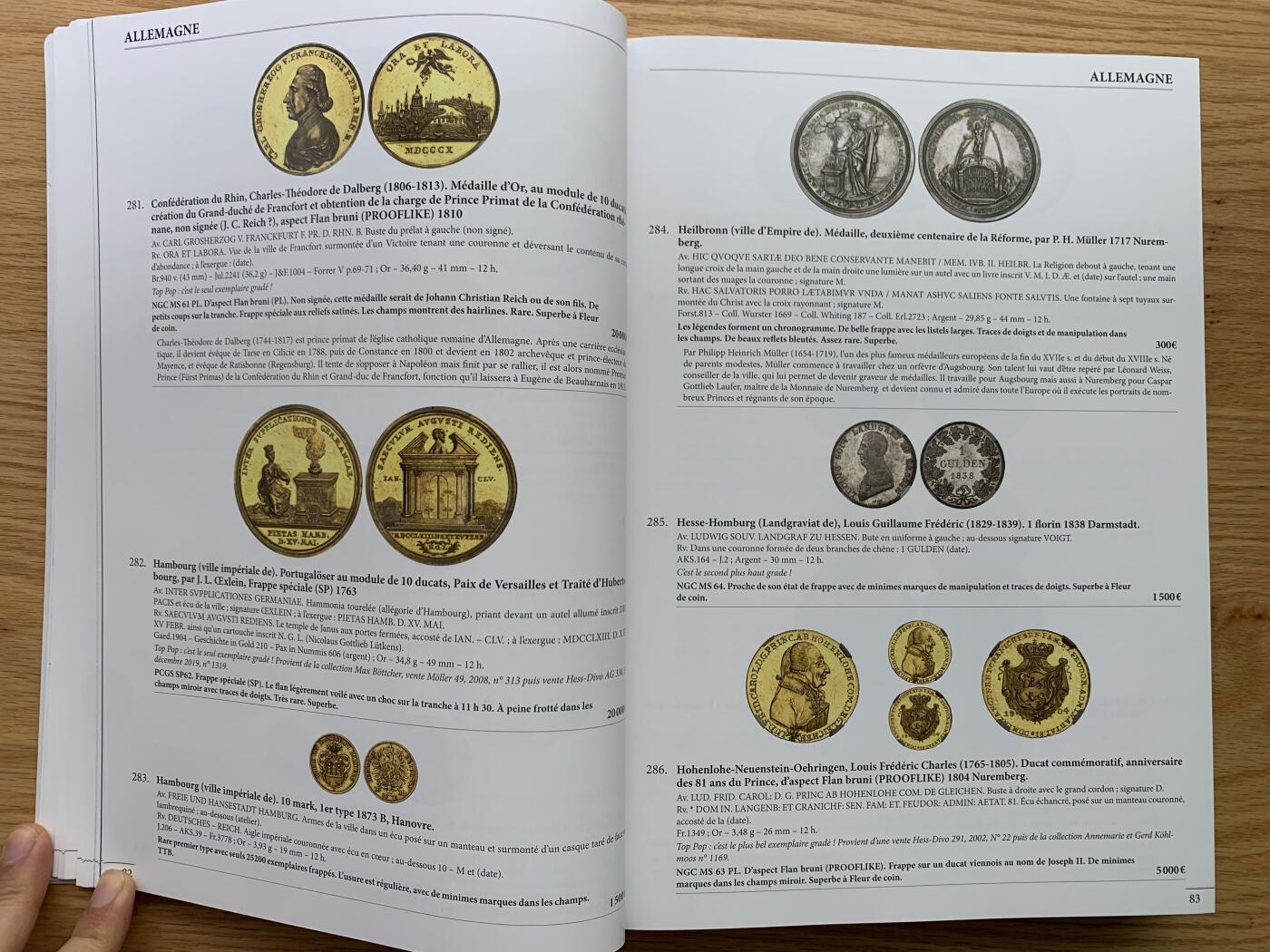 《竞宝斋》第469场 周日，周一 2场连拍 （全场包邮）欢迎送拍 MDC 世界币章拍卖目录 大开本 内图精美 有很多见不到的珍惜币章 重达2.6公斤 包邮 编号17