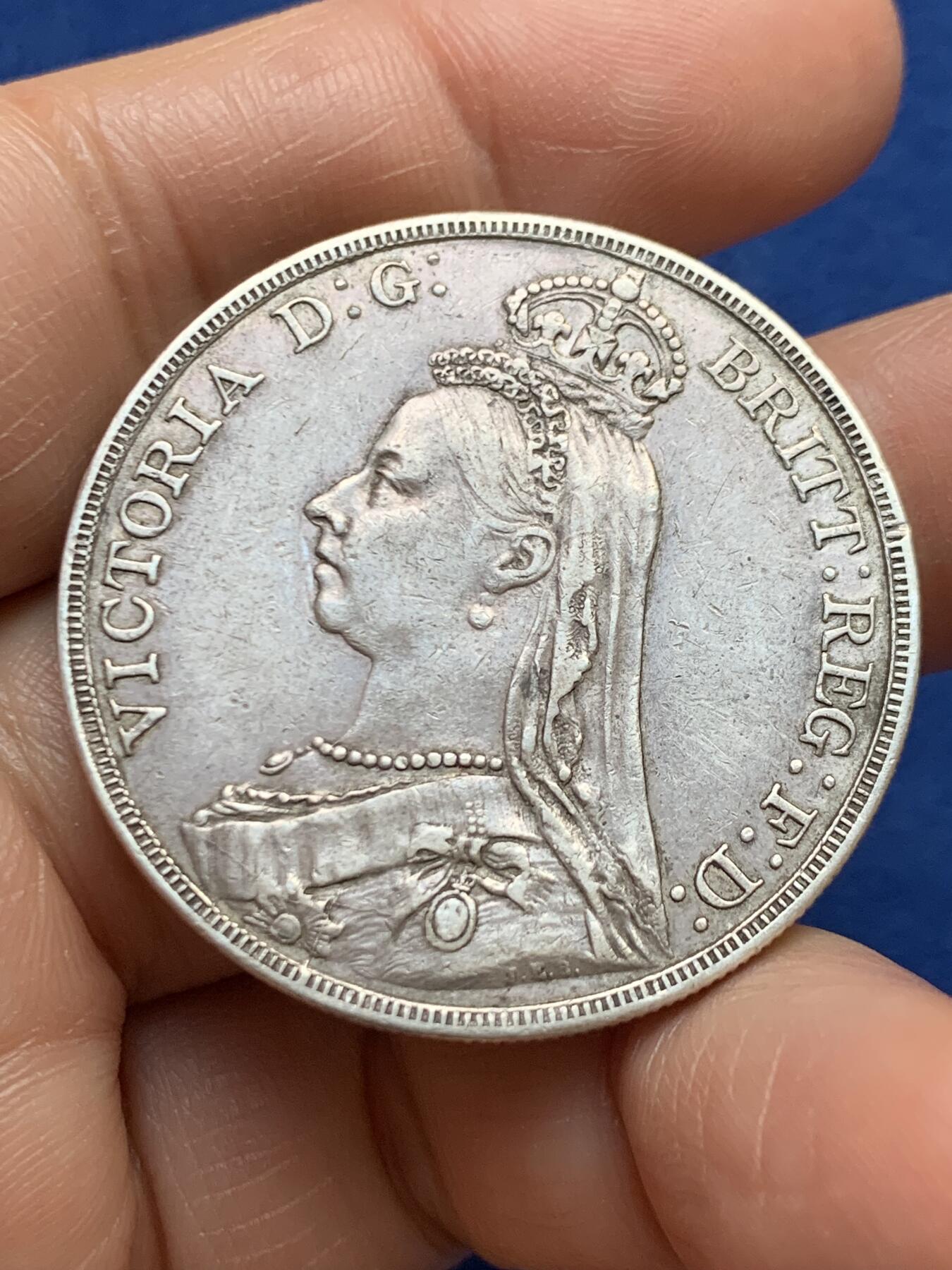 《竞宝斋》第469场 周日，周一 2场连拍 （全场包邮）欢迎送拍 英国1890年维多利亚女王克朗大银币 高冠马剑 圣乔治屠龙