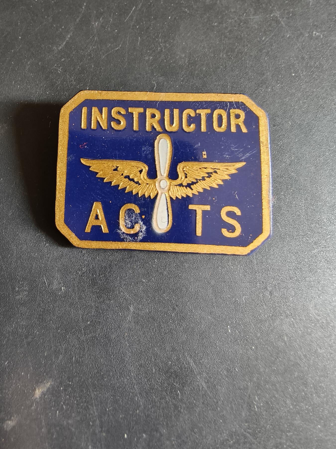 老王徽章第186期 美国陆军航空技术学校教官证章    二战时期横针版    内部镶嵌22k金工艺