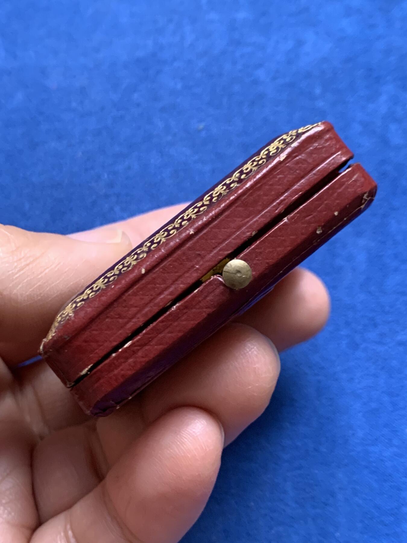 《竞宝斋》第469场 周日，周一 2场连拍 （全场包邮）欢迎送拍 法国1859年原铸波尔多海事保险银章，圆形极少见款，品相极佳，带原盒，直径：35mm，重：19.71g，蜜蜂银标。