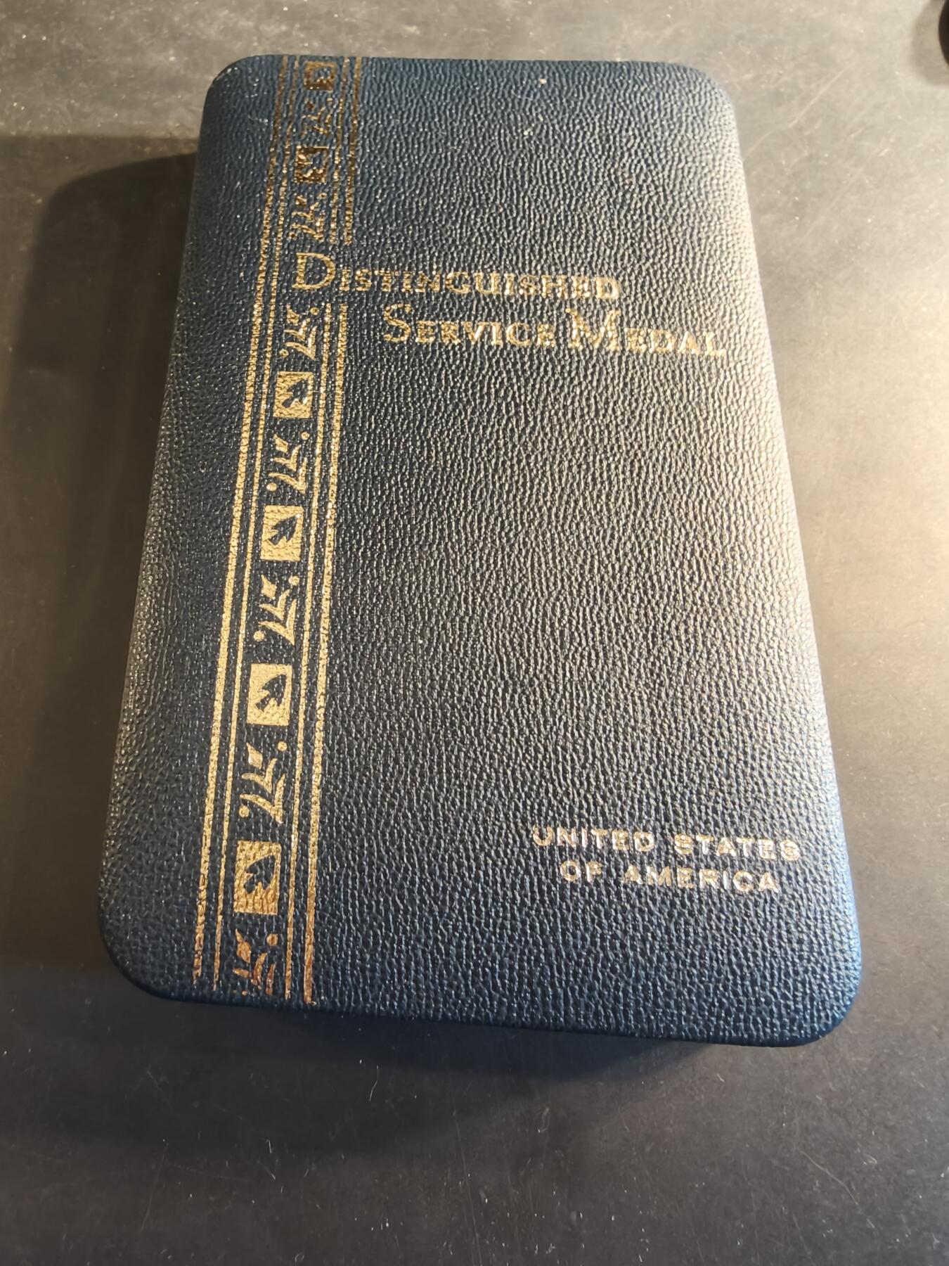 老王徽章第186期 美国空军杰出服役勋章 原盒带略和珐琅略 少见全套