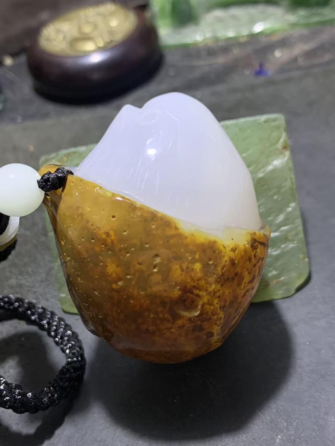 精美天然原皮冰飘马达加斯加玛瑙雕刻小鸡出壳把件一个，