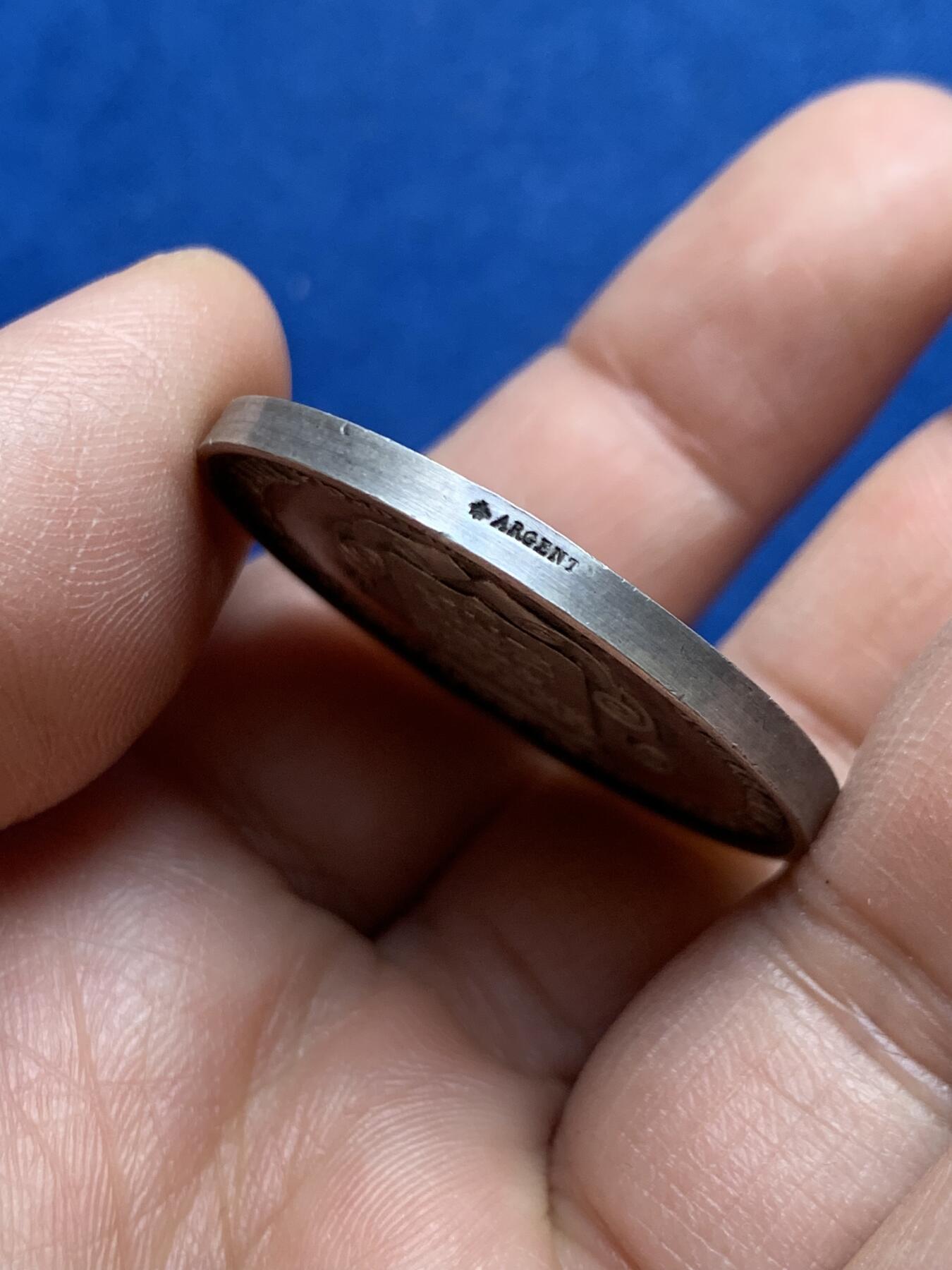 《竞宝斋》第469场 周日，周一 2场连拍 （全场包邮）欢迎送拍 法国1859年原铸波尔多海事保险银章，圆形极少见款，品相极佳，带原盒，直径：35mm，重：19.71g，蜜蜂银标。