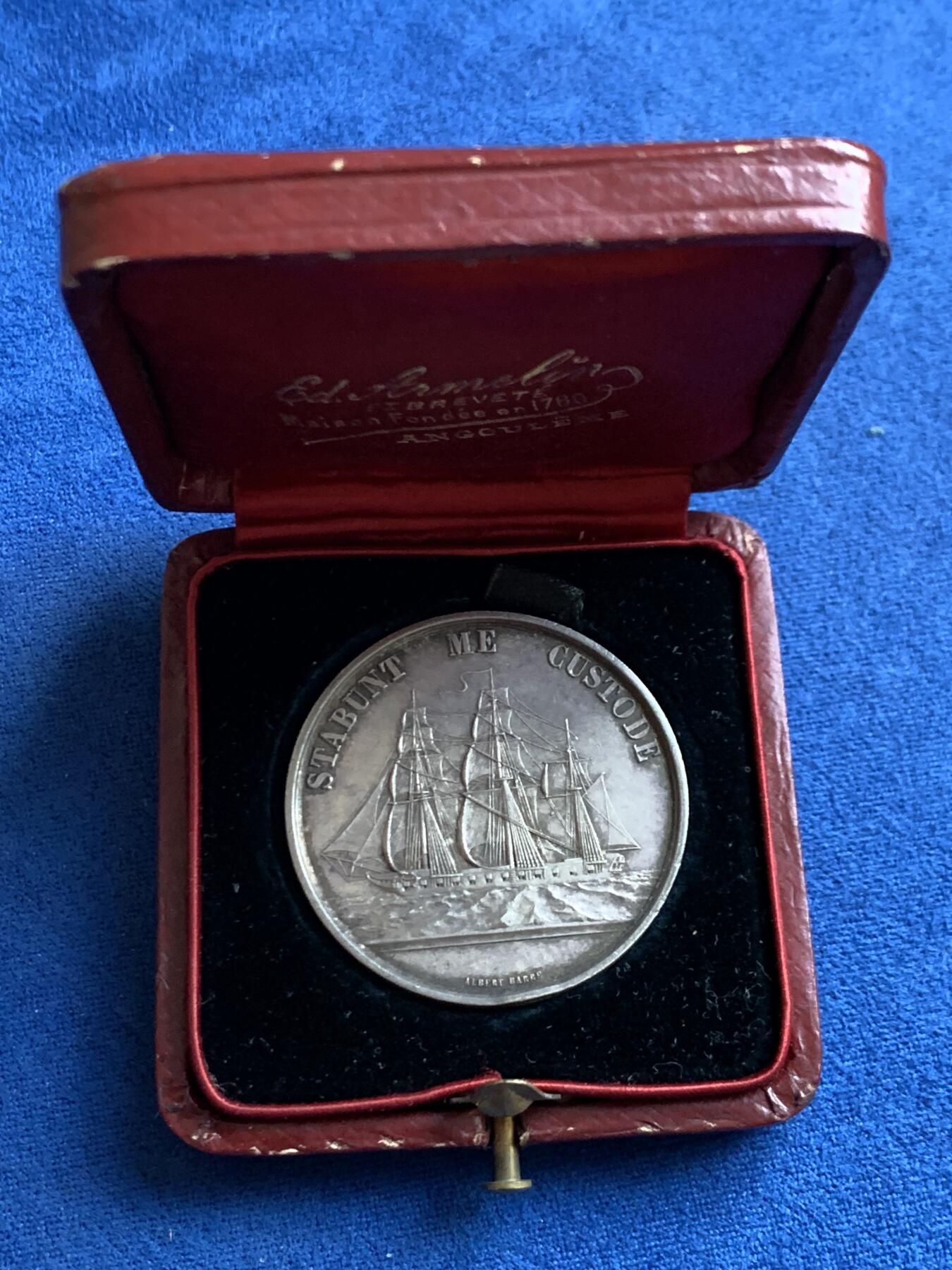 《竞宝斋》第469场 周日，周一 2场连拍 （全场包邮）欢迎送拍 法国1859年原铸波尔多海事保险银章，圆形极少见款，品相极佳，带原盒，直径：35mm，重：19.71g，蜜蜂银标。