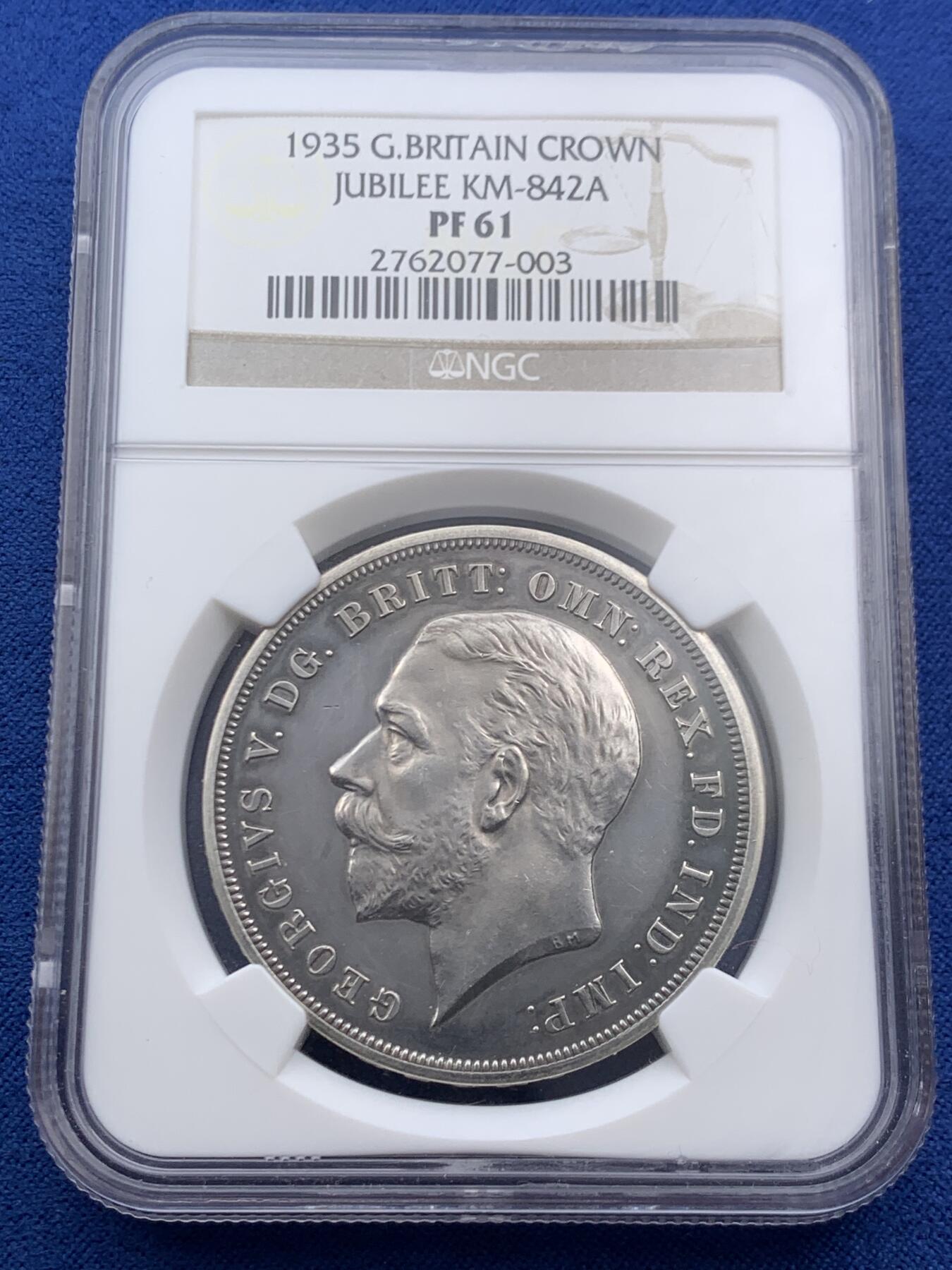 《竞宝斋》第469场 周日，周一 2场连拍 （全场包邮）欢迎送拍 NGC PF61 英国1935年乔治五世精制木马剑屠龙克朗 发行量仅2500枚的精制克朗 未沿用Pistrucci经典圣乔治屠龙 其偏向现代主义风格的屠龙武士更像是游乐场里的旋转木马 故戏称木马剑 925高银 镜面高浮雕