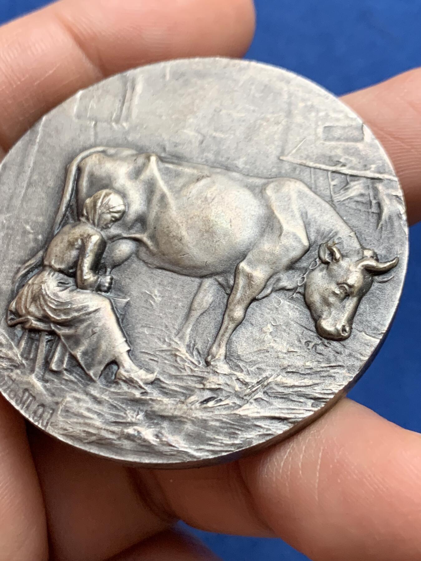 《竞宝斋》第469场 周日，周一 2场连拍 （全场包邮）欢迎送拍 法国畜牧业镀银铜章 51.75克 49.2mm 三角铜标边铭 带盒