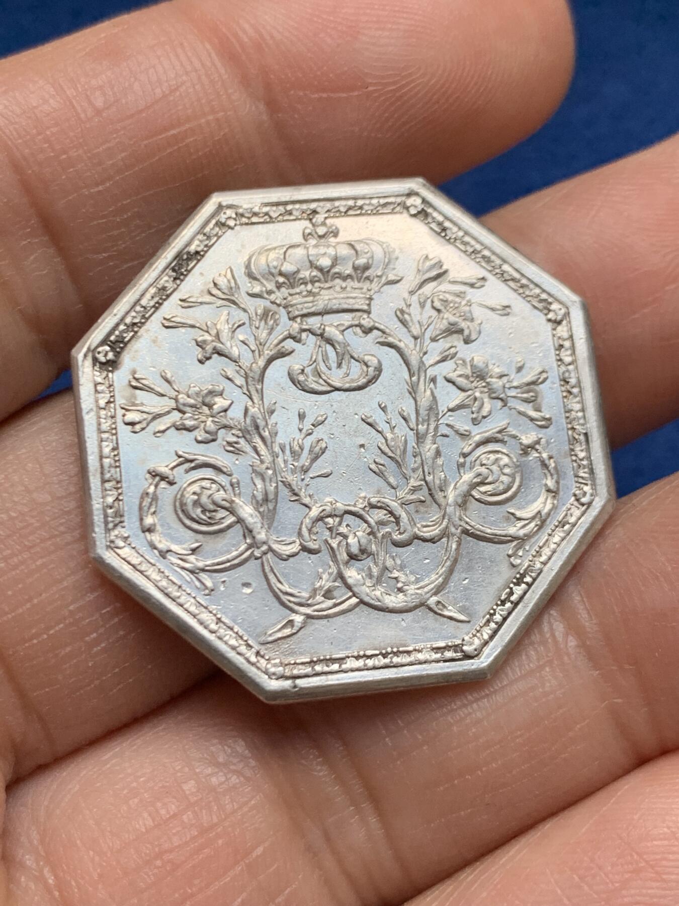 《竞宝斋》第469场 周日，周一 2场连拍 （全场包邮）欢迎送拍 法国17XX年路易十六皇家宝藏八角银质代币，背面花纹组成皇家纹章，31.6mm，12.4克，原铸无边铭。