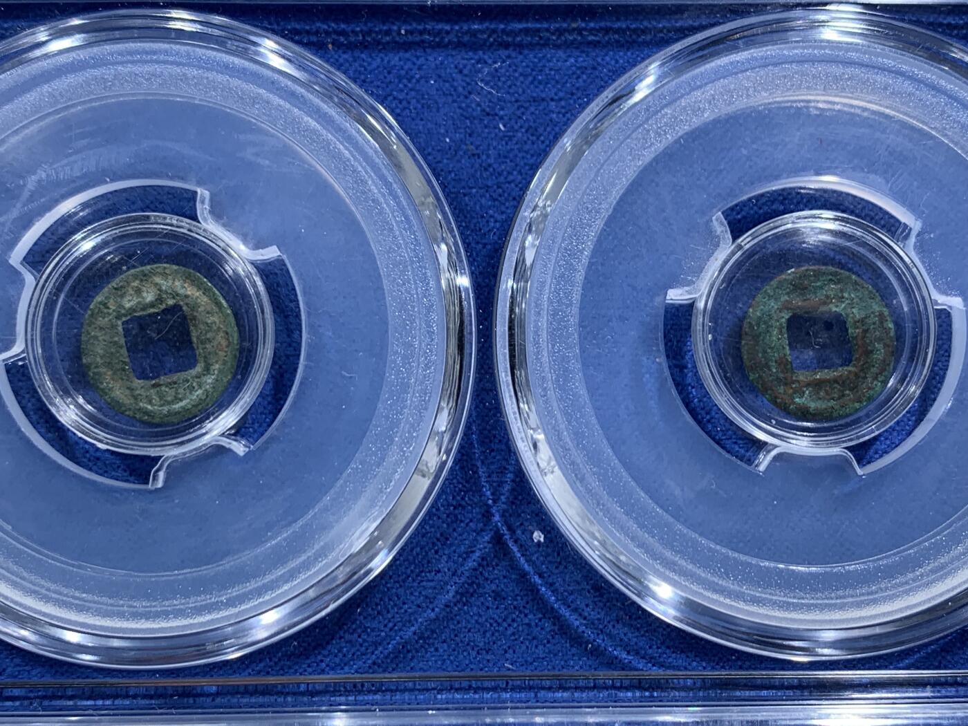 《竞宝斋》第469场 周日，周一 2场连拍 （全场包邮）欢迎送拍 闻德 极美80 蜀汉直百一盒三枚装 后主刘禅时期铸造，此类直百铸造粗糙，钱体轻薄，反映了蜀汉后期的经济社会状况。难得字口犀利锈色漂亮，钱体平整骨子好，收藏级别，喜欢的不要错过。