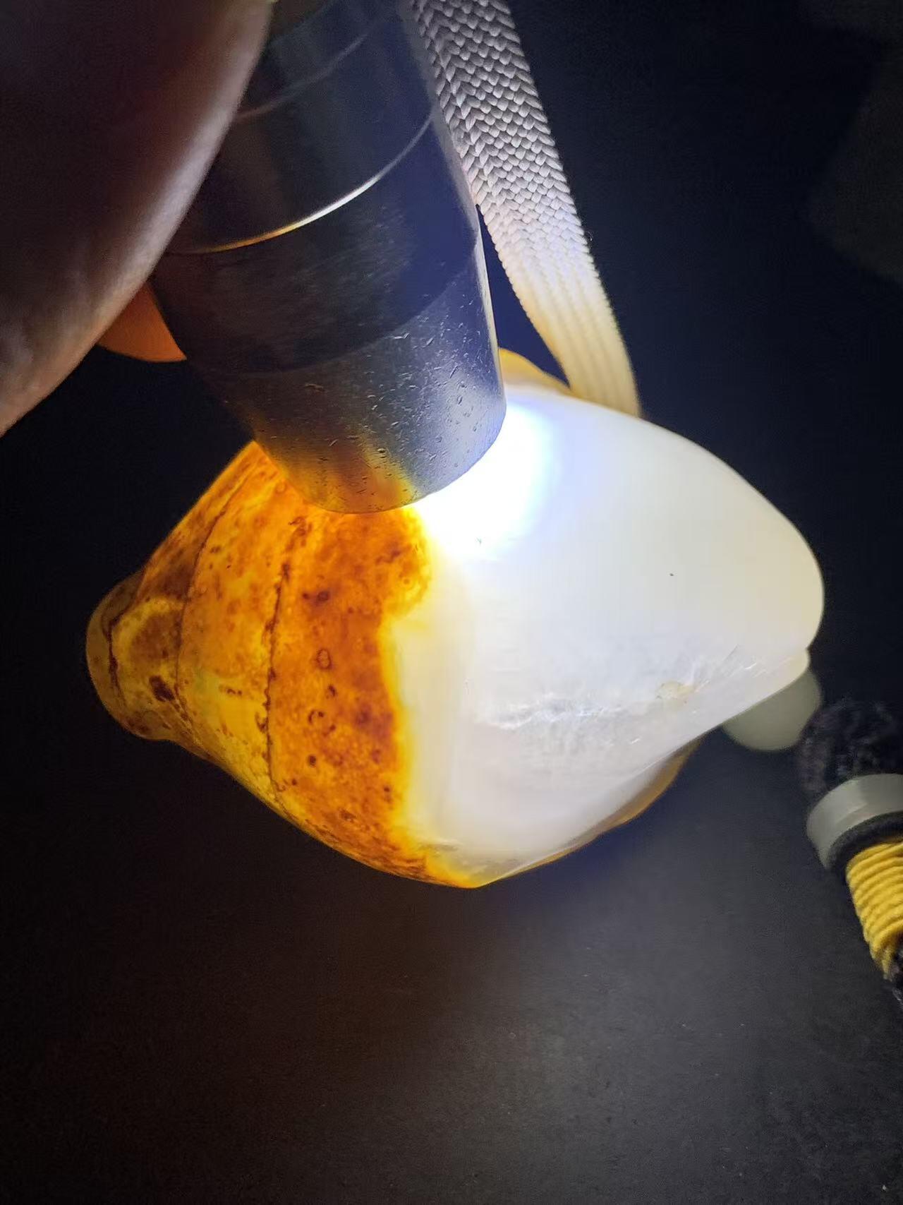 精美天然原皮冰飘马达加斯加玛瑙雕刻小鸡出壳把件一个，