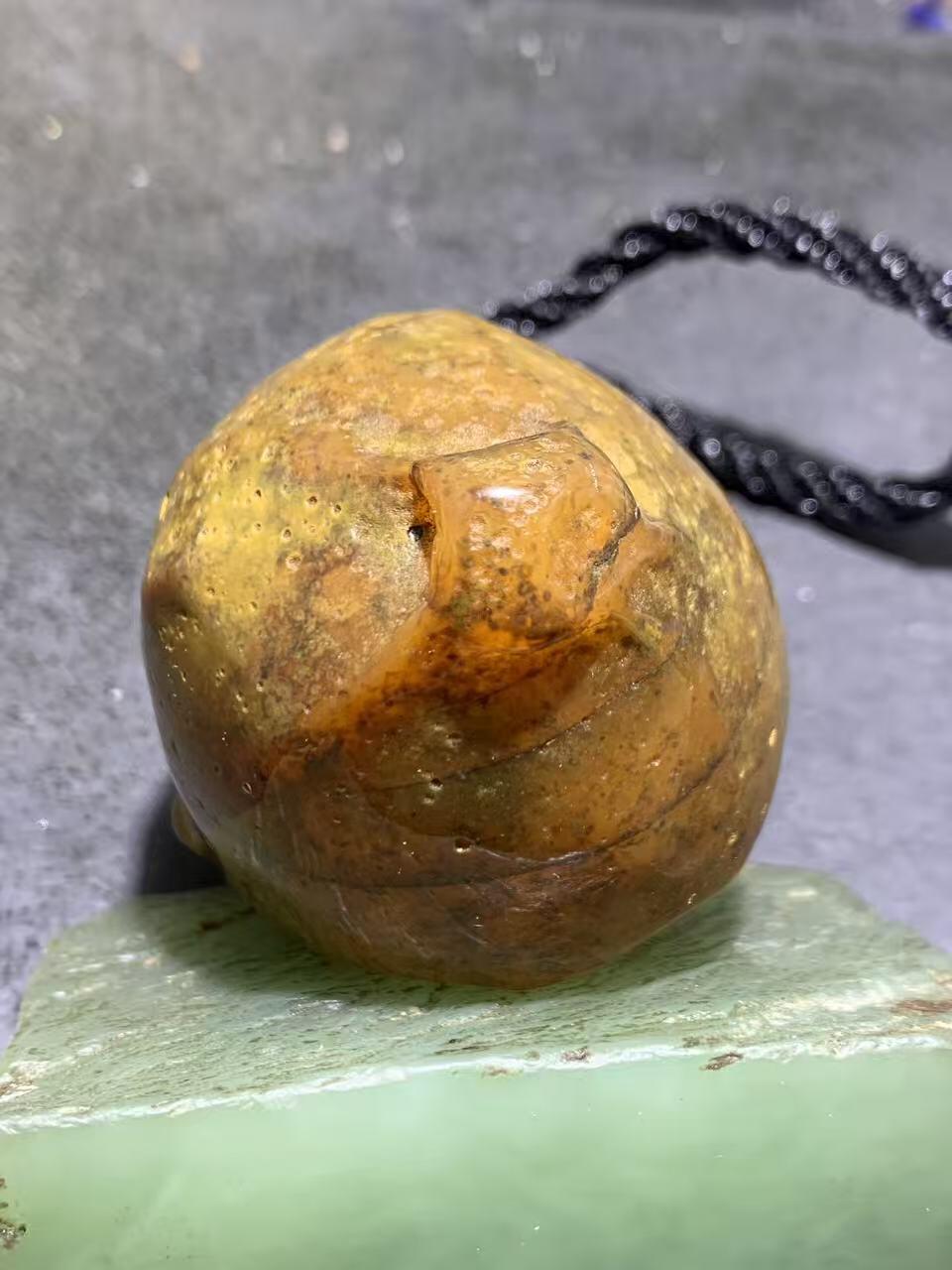 精美天然原皮冰飘马达加斯加玛瑙雕刻小鸡出壳把件一个，