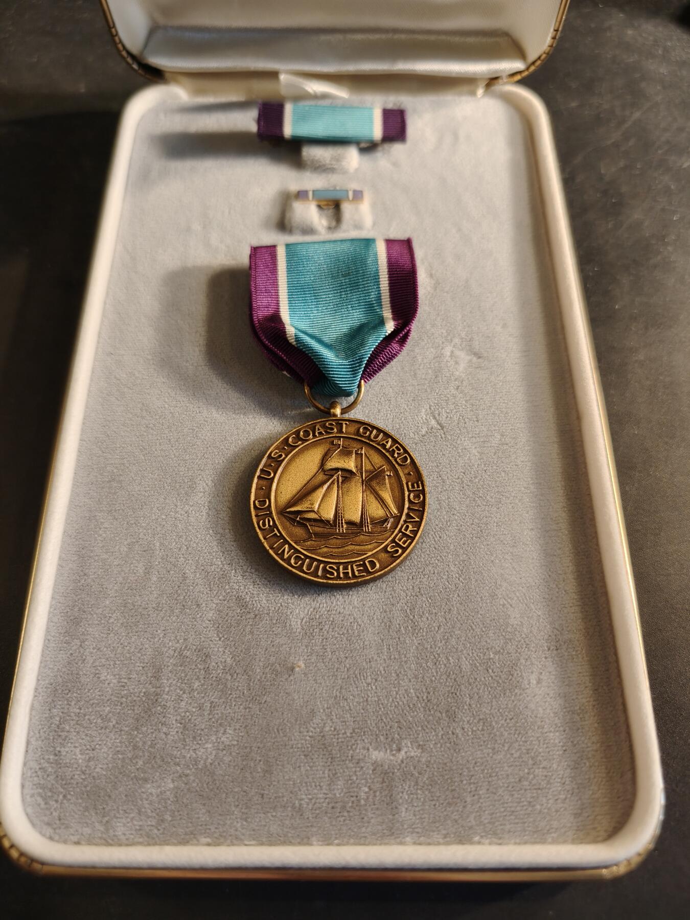 老王徽章第186期 美国海岸警备队杰出服役勋章 原盒带略和珐琅略 少见全套