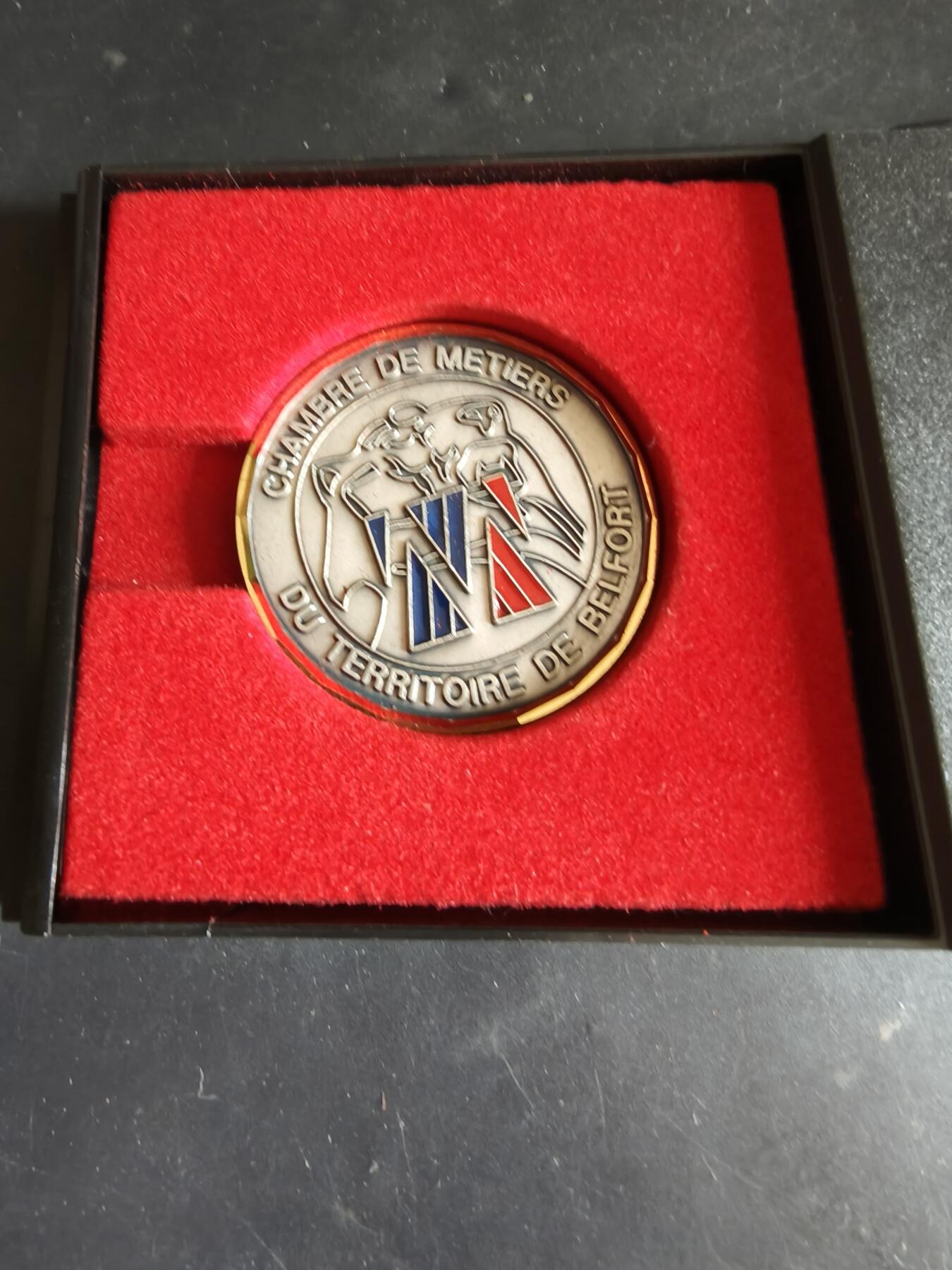 老王徽章第186期 法国贝尔福地区手工业行业工会纪念章    原盒      直径50mm    重量57.2g