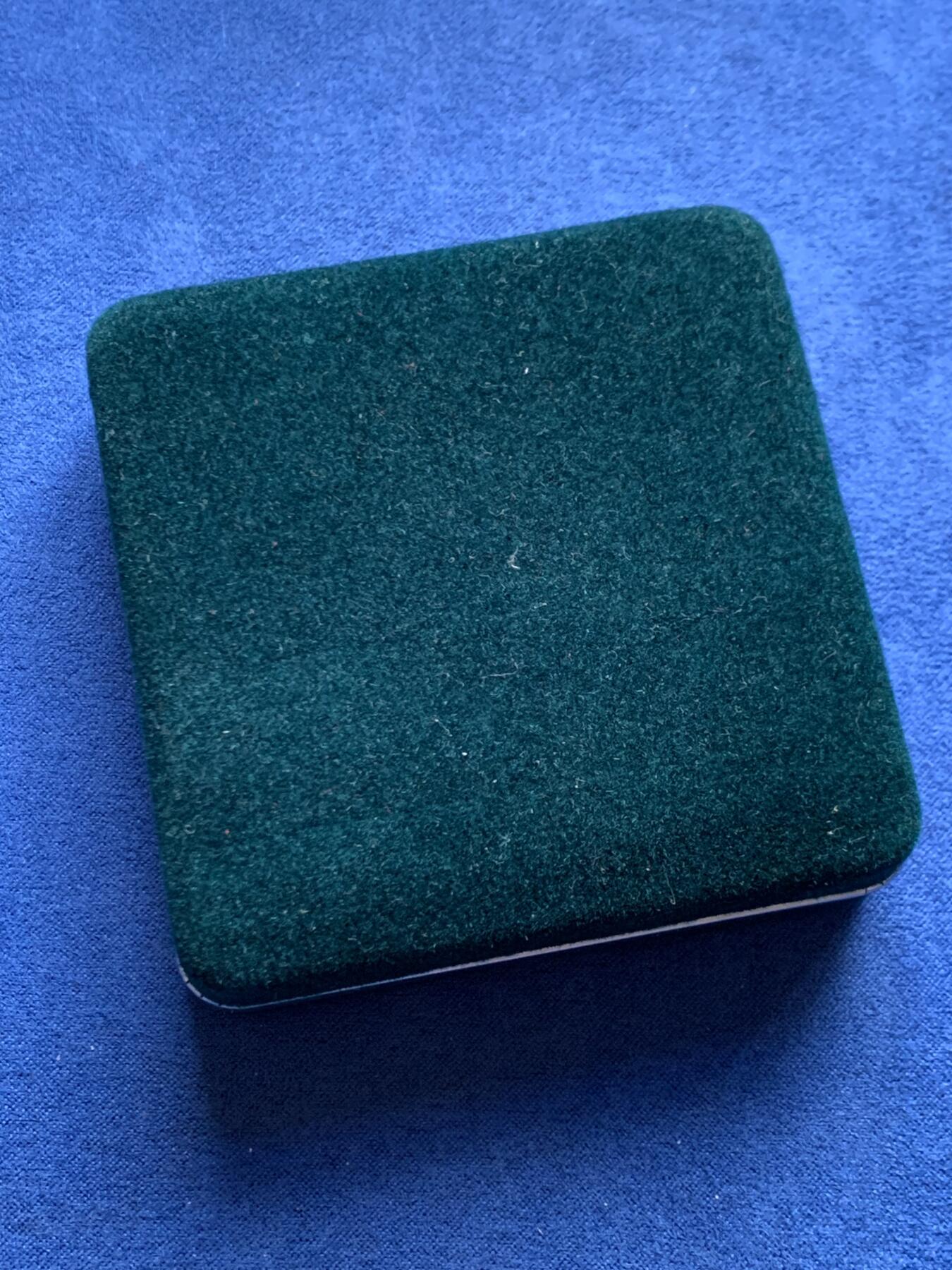 《竞宝斋》第469场 周日，周一 2场连拍 （全场包邮）欢迎送拍 1998年第一届上海花卉节纪念银章，31.1克，弄堂彩包浆，盒证齐全，发行量仅2000枚