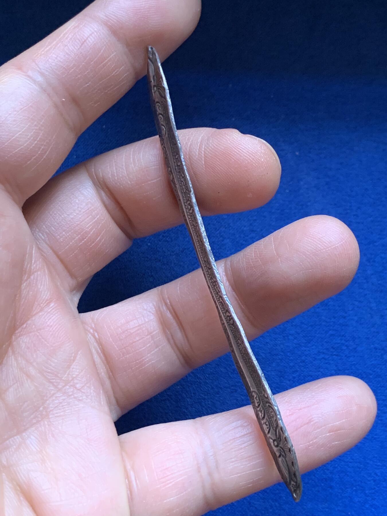 《竞宝斋》第469场 周日，周一 2场连拍 （全场包邮）欢迎送拍 精美老银钗一支，花纹精美，满工带款，约9.45g