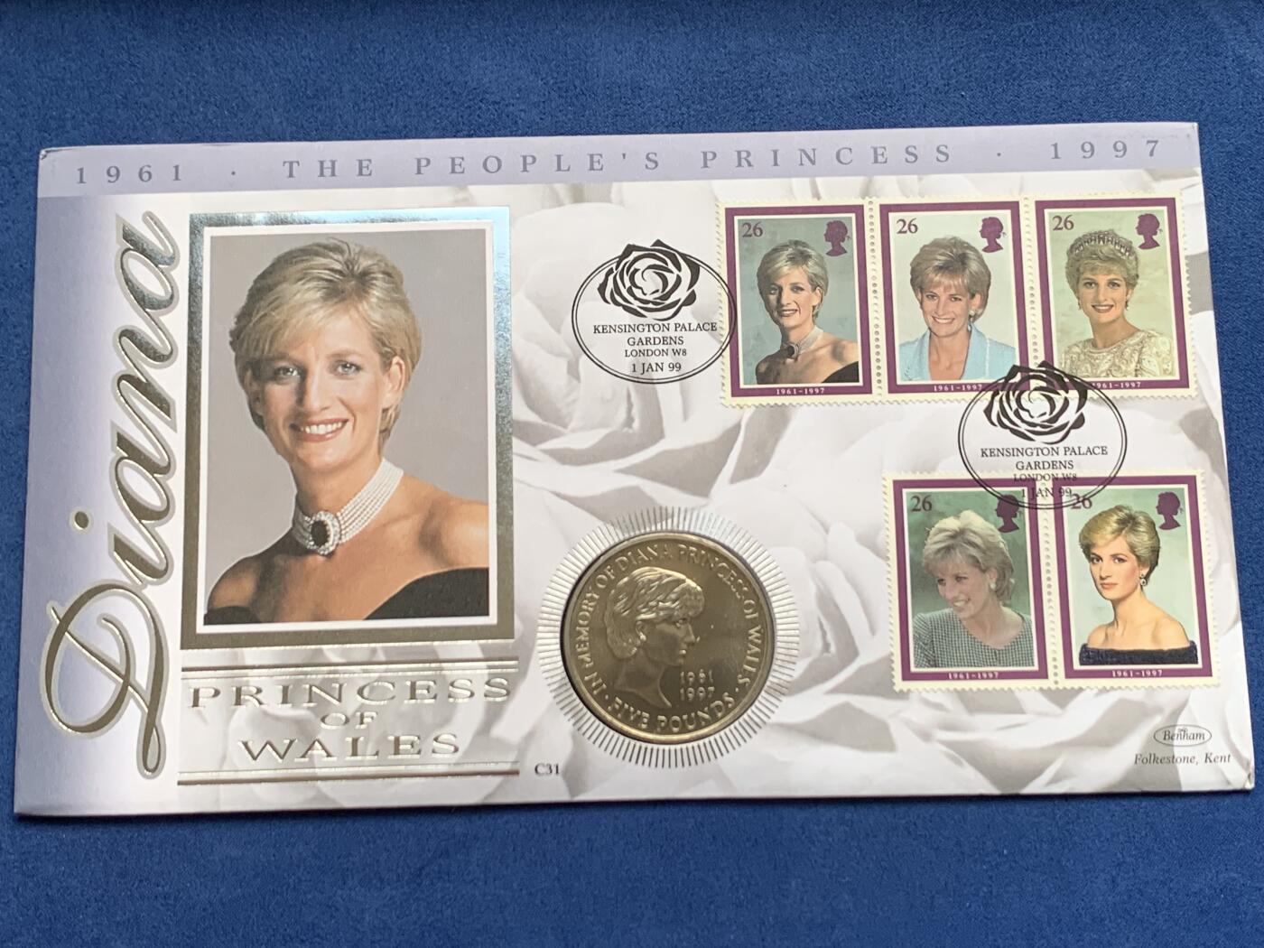 《竞宝斋》第469场 周日，周一 2场连拍 （全场包邮）欢迎送拍 英国1999年戴安娜王妃5镑纪念币，邮币封，附5张邮票和邮封