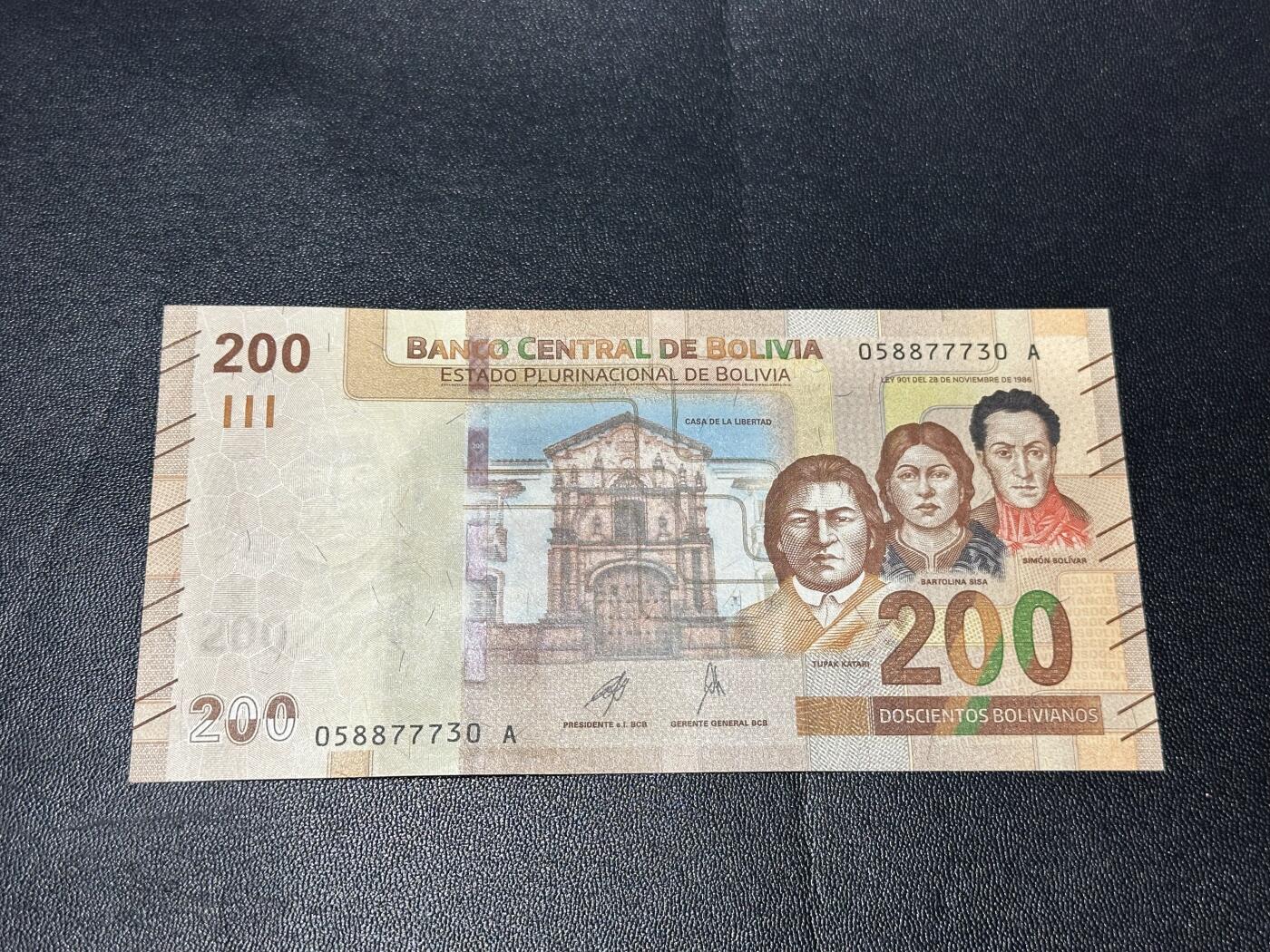 《外钞收藏家》第六百一十六期（精品场）（长期征集拍品、欢迎藏友们联系合作） 玻利维亚100 A冠 无4 全新UNC有个轻微压痕 尾730