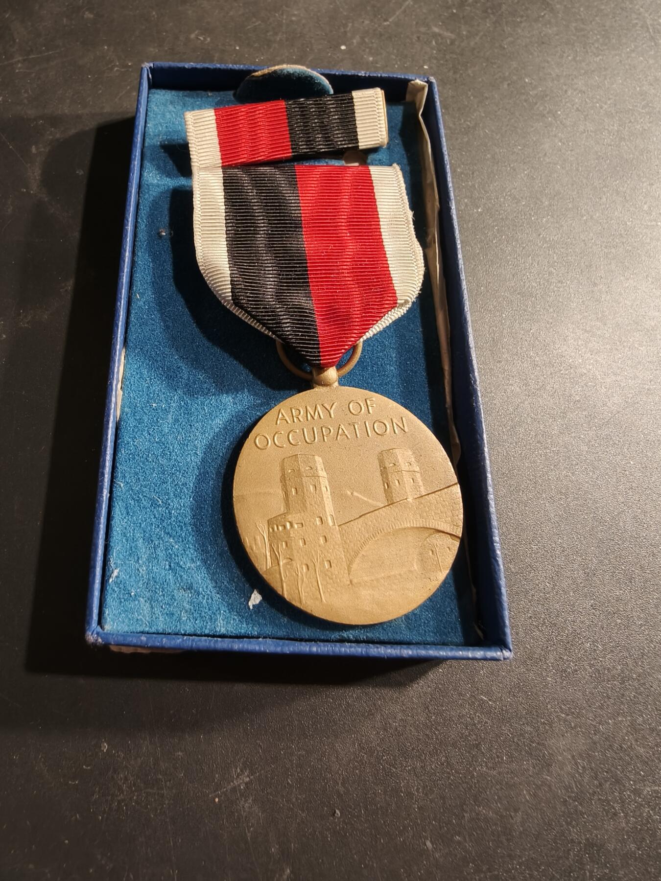 老王徽章第186期 美国二张陆军占领军服役奖章    原盒带略
