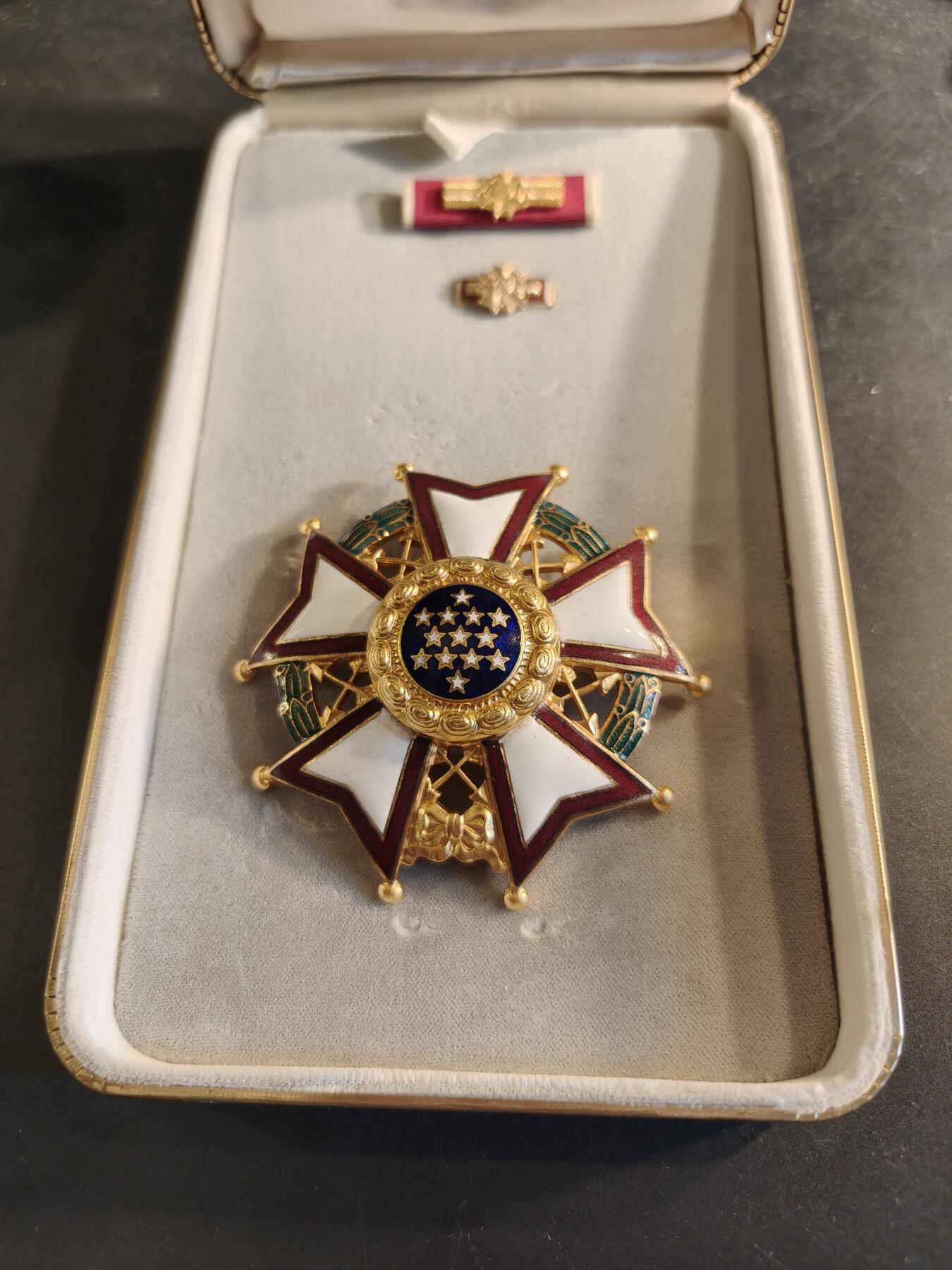 老王徽章第186期 美国司令官级功绩军团勋章 原盒带略和珐琅略 少见全套