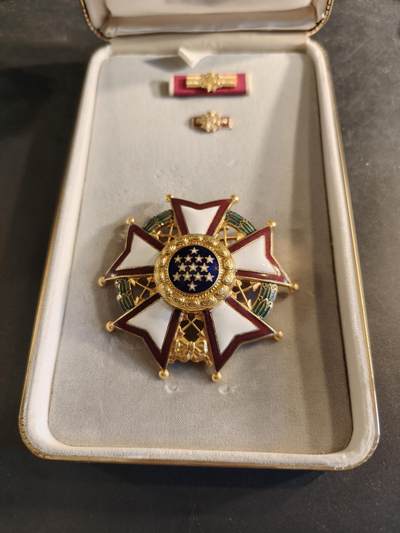 老王徽章第186期 - 美国司令官级功绩军团勋章 原盒带略和珐琅略 少见全套