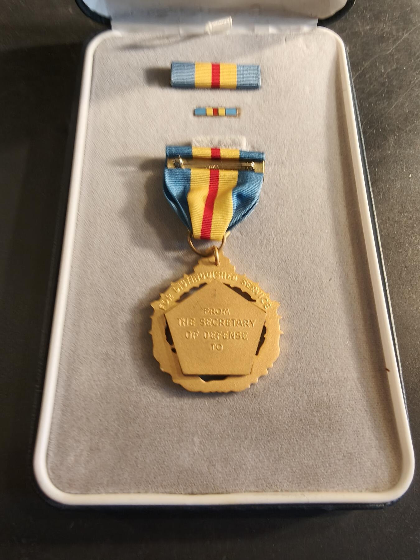 老王徽章第186期 美国国防部杰出服务奖章    原盒带略和珐琅略   少见全套