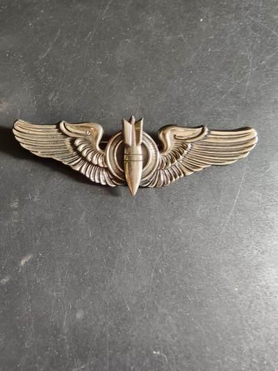 老王徽章第186期 - 美国二战陆军航空兵轰炸机投弹手技能章     3英寸     925银    22.3g